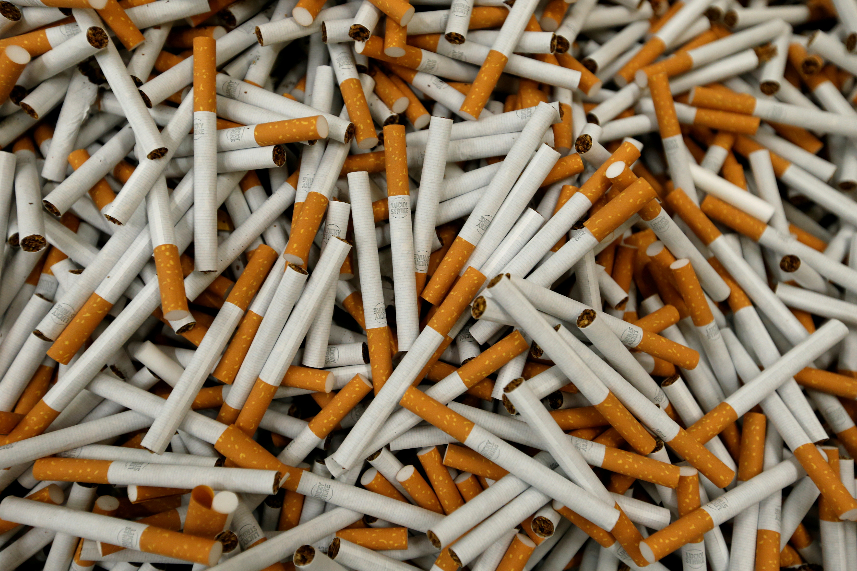 El autor principal del estudio, Richard Miech, profesor de investigación en el Instituto de Investigación Social de la Universidad de Michigan, dice que los cigarrillos electrónicos son una amenaza potencial para el progreso logrado en las últimas décadas en la disminución del uso de nicotina entre los jóvenes (REUTERS)