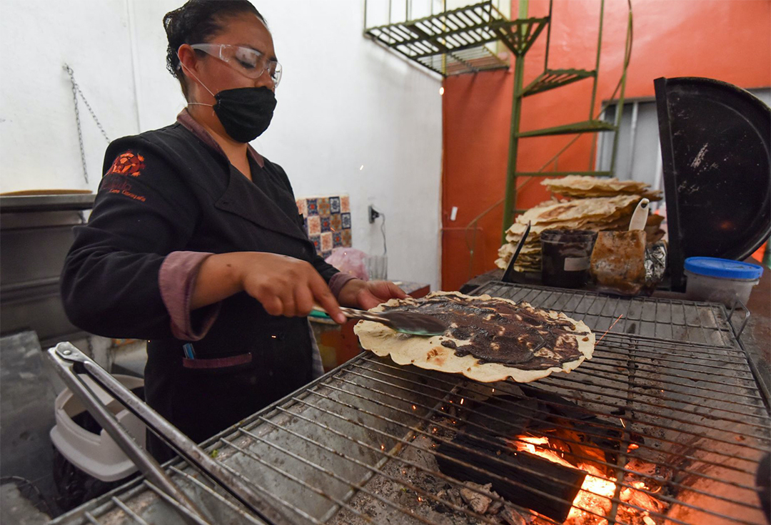 Según una encuesta en Twitter la tlayuda de origen Oaxaqueño ha ganado como el mejor antojito de toda América Latina (Foto: Crisanta Espinosa/Cuartoscuro)