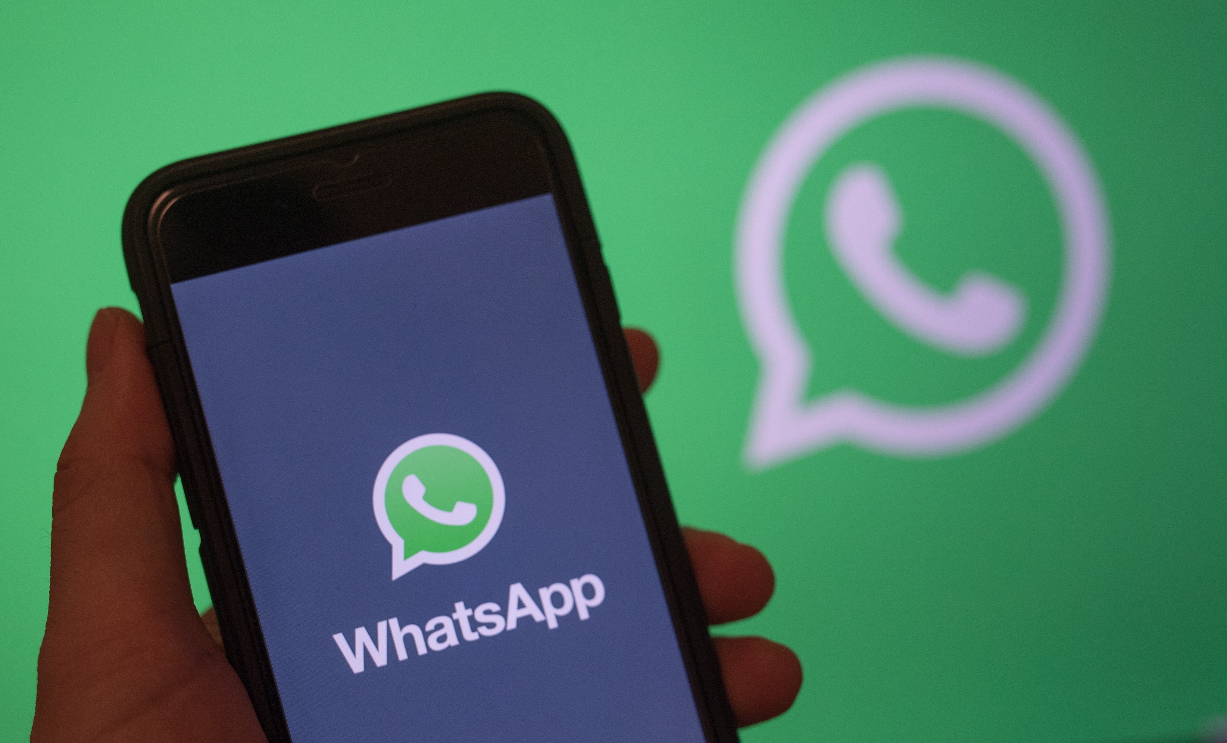 La masificación de las apps de mensajería como WhatsApp Son parte de este fenómeno por el cual los nativos digitales no hablan por teléfono. (EFE/Hayoung Jeon)
