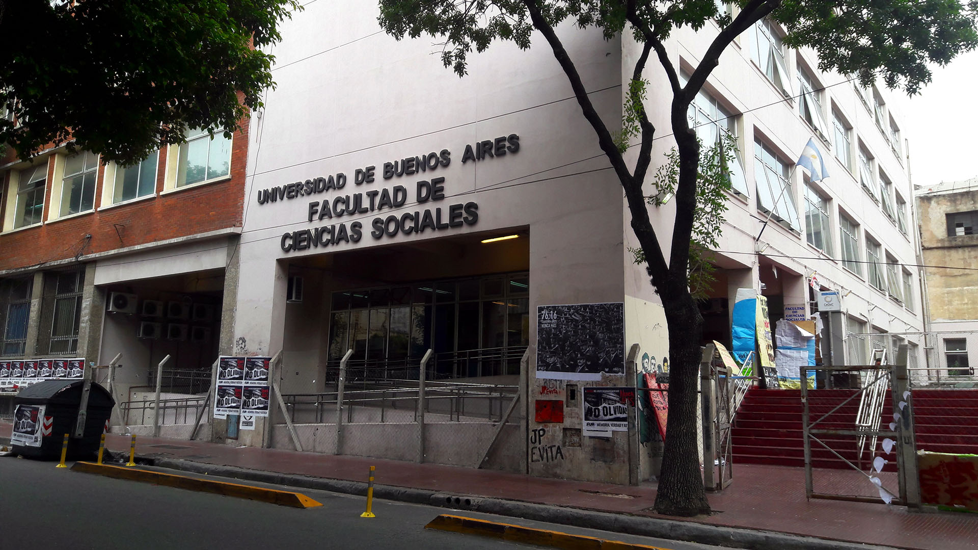 Un estudiante de la UBA fue denunciado por acoso, se atrincher&oacute; en la facultad y un grupo de alumnas lo sac&oacute; a la fuerza