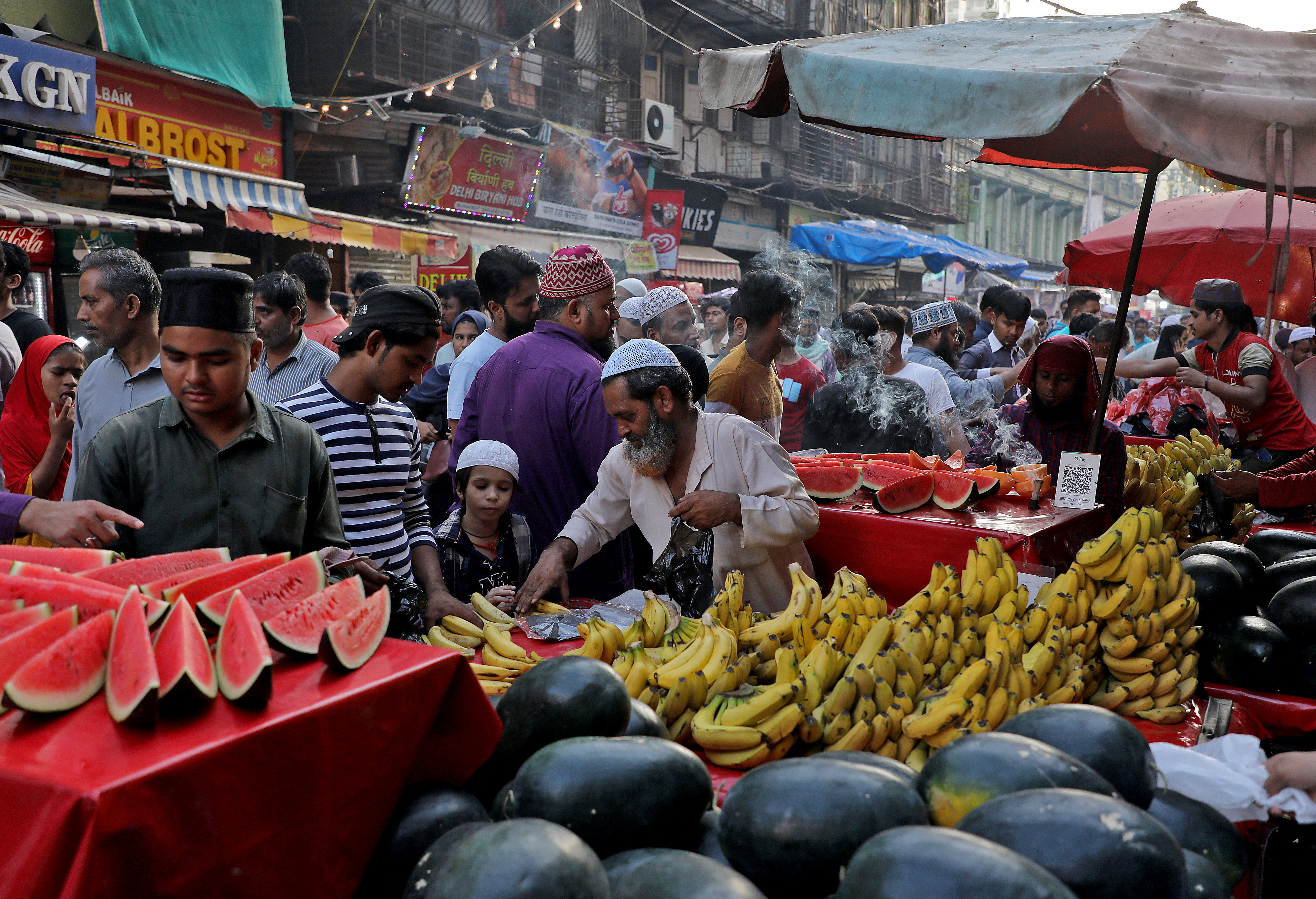 One of the hundreds of street markets in Mumbai (REUTERS / Niharika Kulkarni)