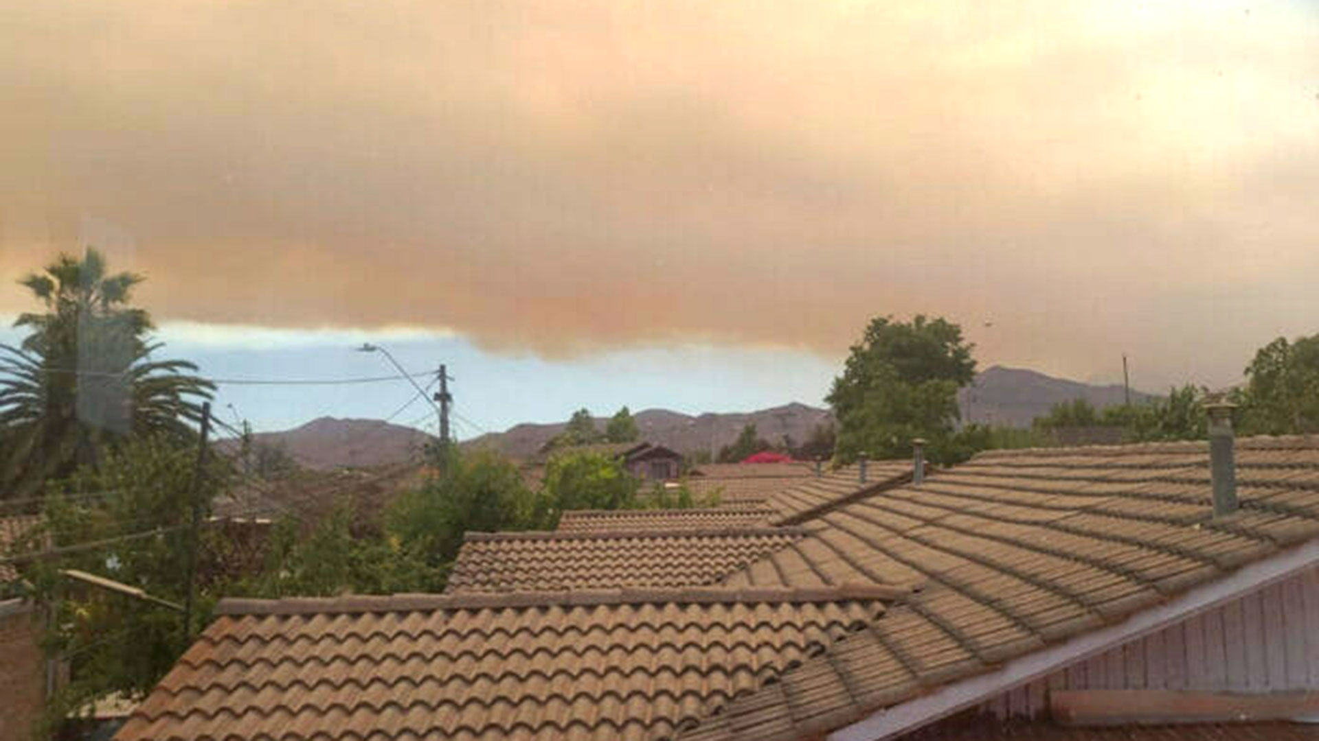 Cientos de imágenes de la nube de humo sobre Santiago fueron compartidas por los usuarios. (Fuente imagen: @danielburton_)