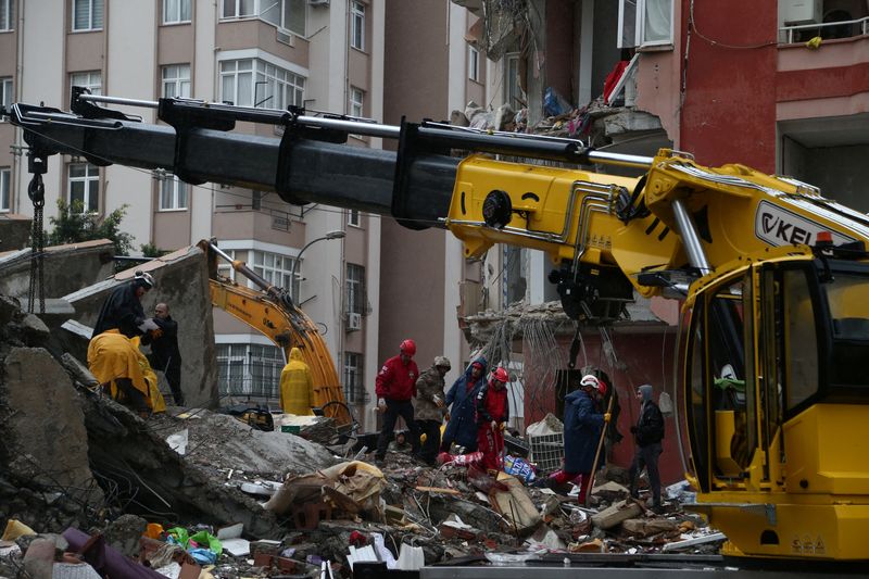 Rescatistas trabajan en el lugar donde se derrumbó un edificio tras un terremoto en Adana, Turquía. 6 de febrero de 2023. REUTERS/Cagla Gurdogan
