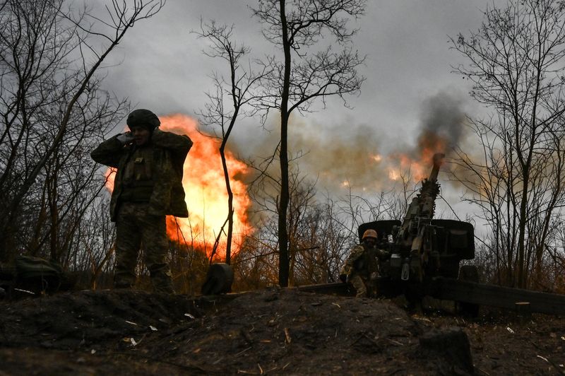 Militares ucranianos disparan un proyectil de un obús 2A65 Msta-B hacia las tropas rusas en una línea de frente en la región de Zaporizhzhia. 5 de enero (Reuters)