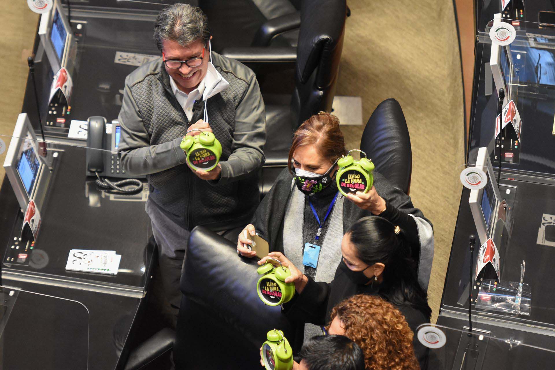 Los senadores llevaron relojes que indicaban que "ya es hora" de legislar (Foto: Daniel Augusto/ Cuartoscuro)