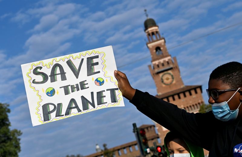 FOTO DE ARCHIVO: Una manifestación climática de Viernes por el Futuro en Milán, Italia, antes de la reunión de la COP26 de Glasgow. REUTERS/Flavio Lo Scalzo