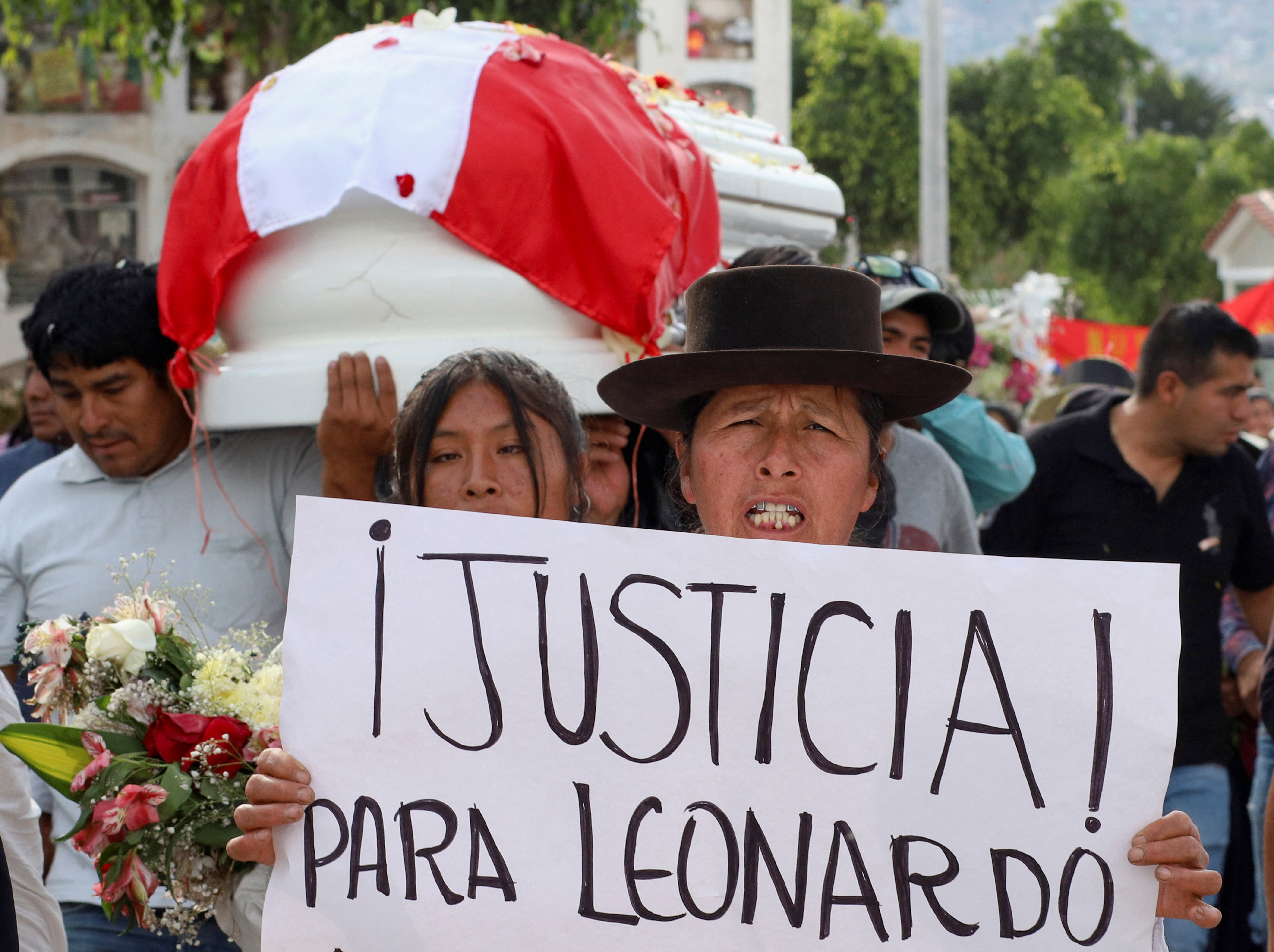 Familiares y amigos cargan el féretro de Leonardo Hancco Chacca, 32, quién murió durante las protestas contra el gobierno de Dina Boluarte