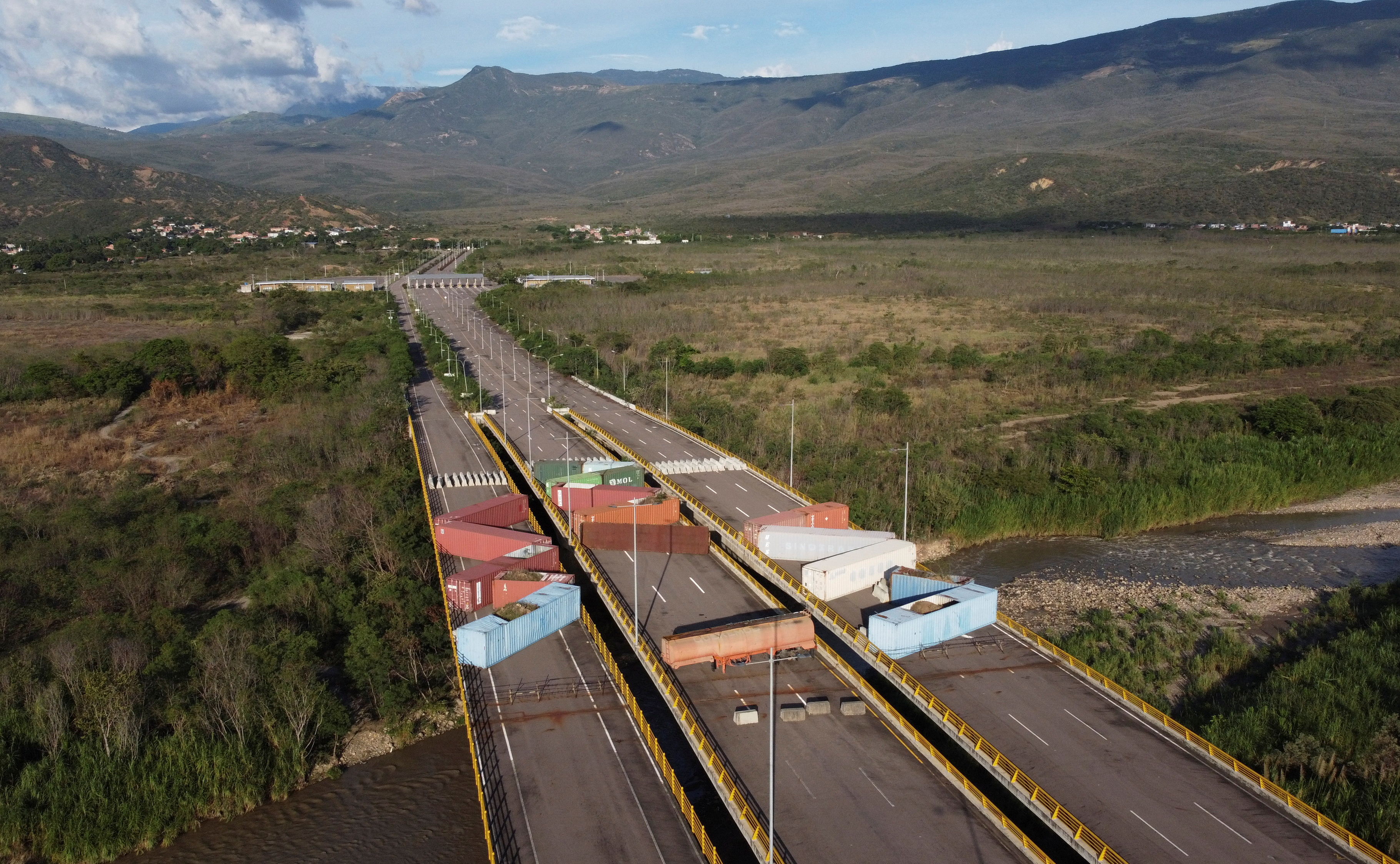 Tras impedir el paso de la ayuda humanitaria en 2019, Maduro ordenó retirar los contenedores del puente Tienditas