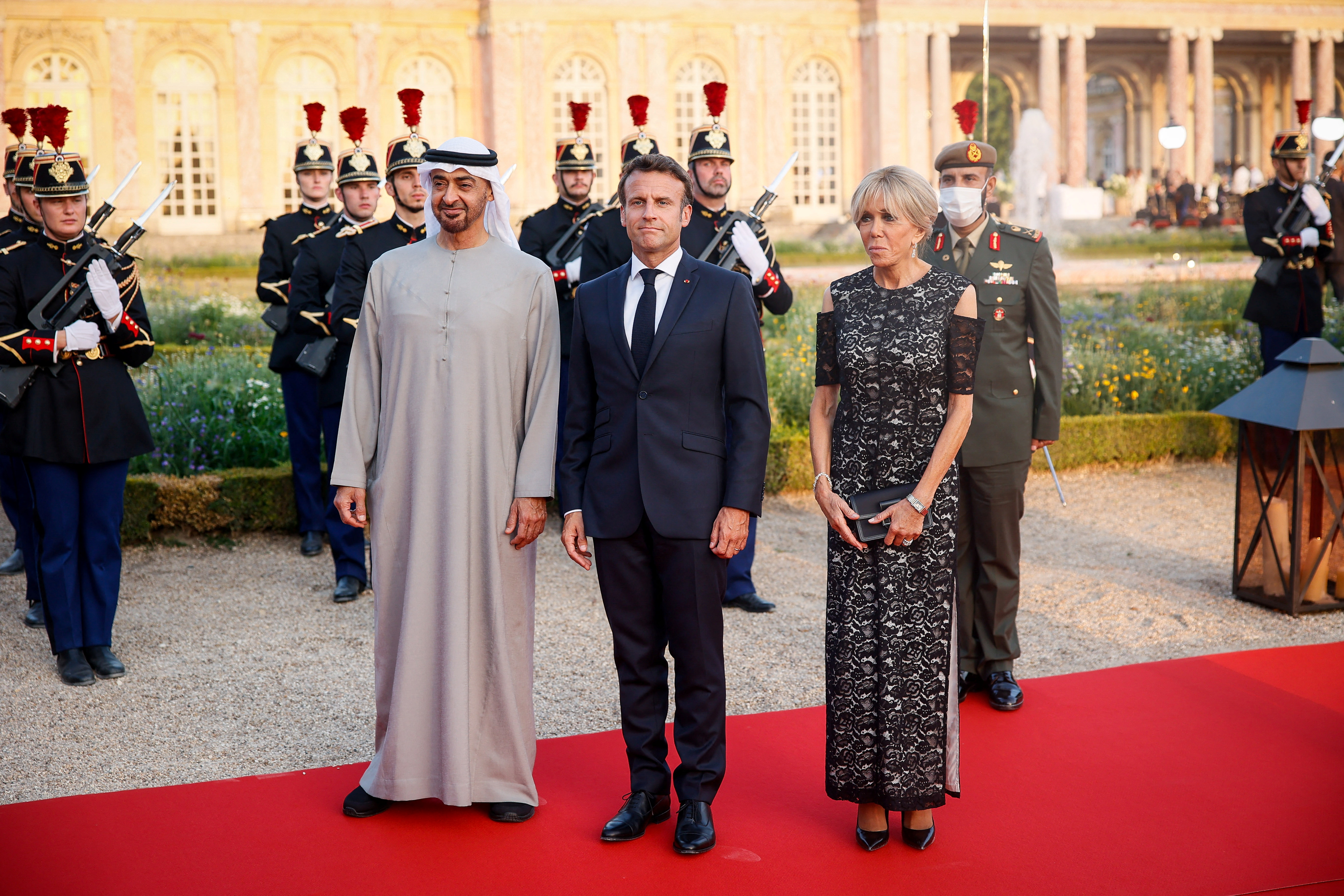 Macron recibió al jeque de Emiratos Árabes Unidos con suntuosas galas para discutir el abastecimiento de combustible