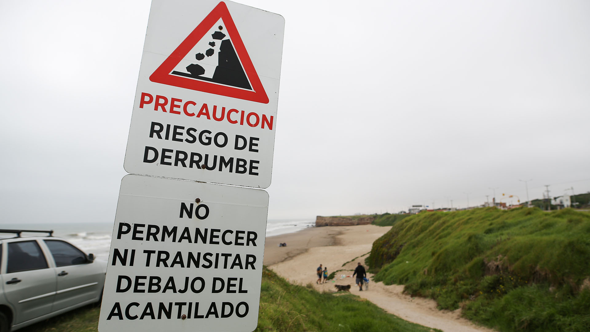 On Las Delicias beaches there is an abundant amount of signage to warn about the dangers of the cliffs