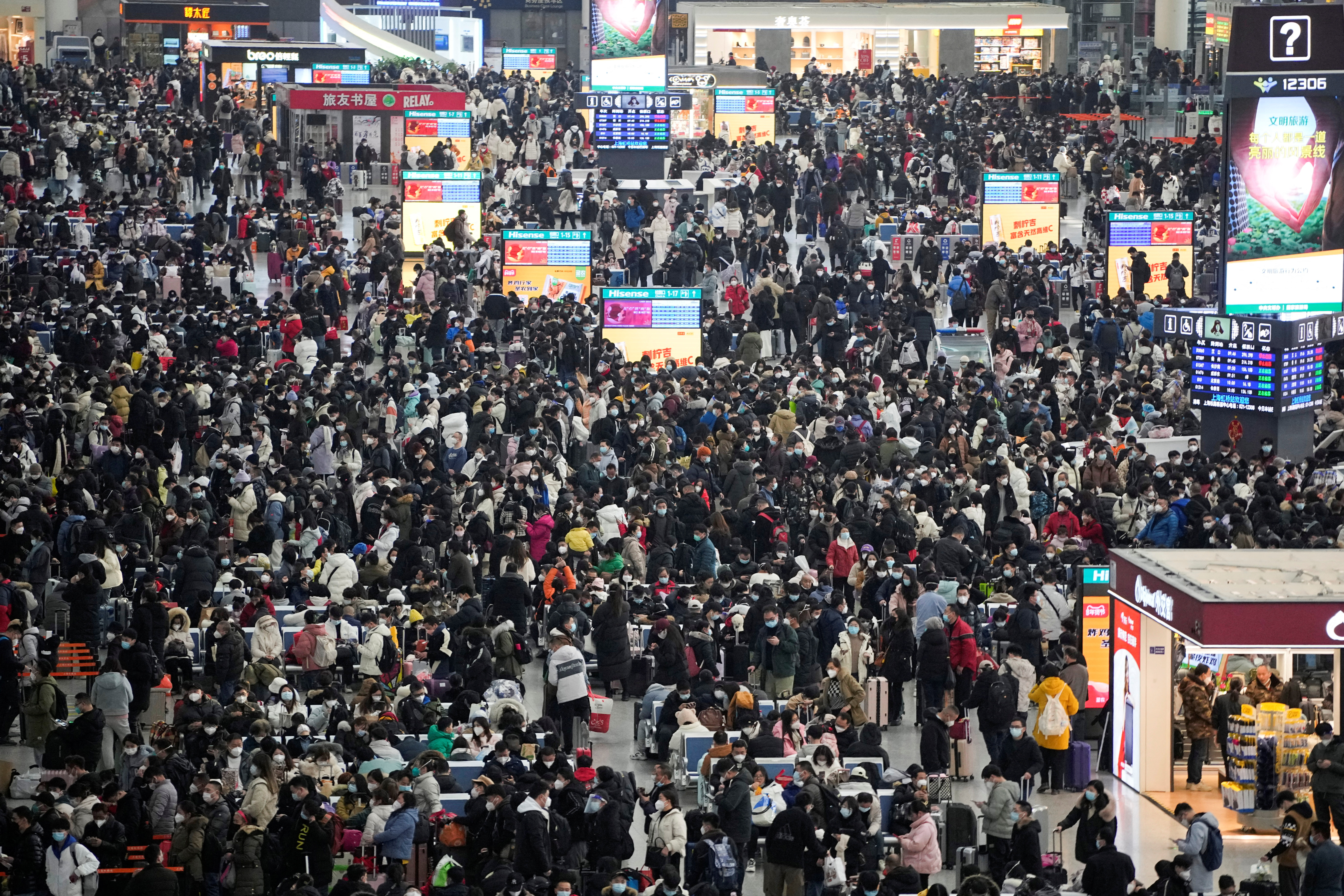 Pasajeros esperan abordar en la estación de trenes Hongqiao de Shanghái (Reuters)