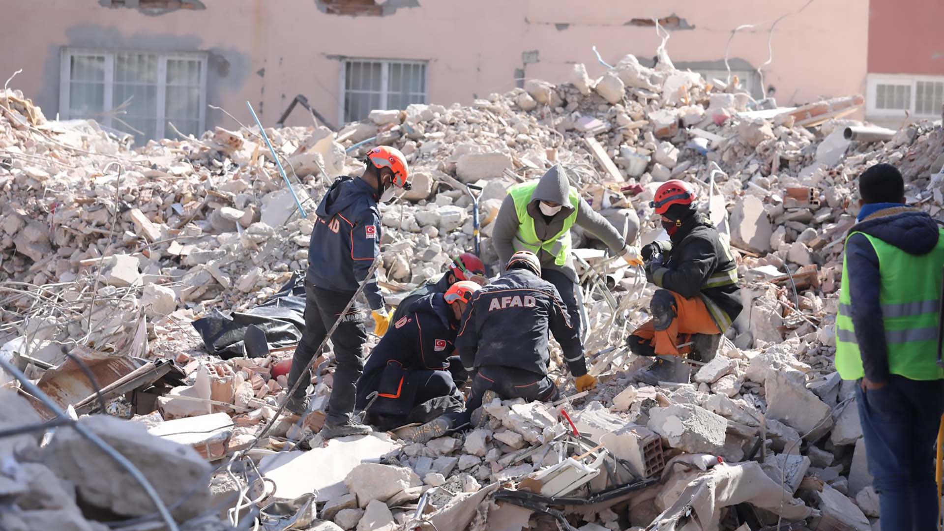 La tarea de los argentinos entre los escombros de un edificio en Antioquía dio como resultado el rescate de una mujer, un joven y una niña (Foto Cascos Blancos - Carolina Tedesco Danza)