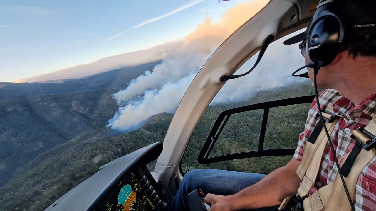 “Es muy triste ver cómo el fuego consume todo”:  el testimonio del piloto que lucha contra los incendios en El Bolsón