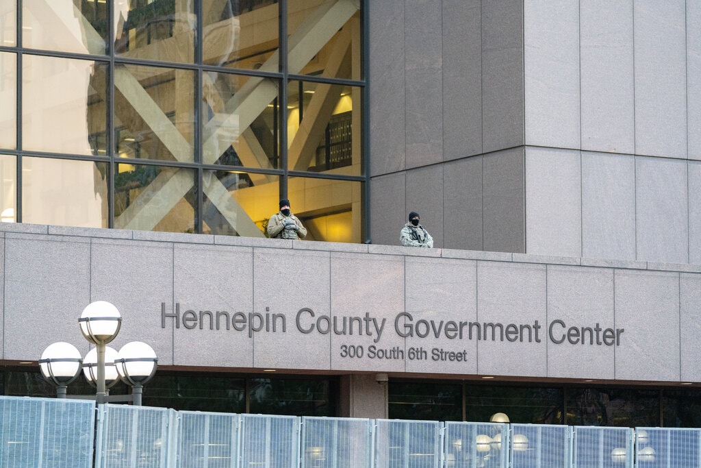 Miembros de la Guardia Nacional aseguran el Centro de Gobierno del Condado de Hennepin en Minneapolis, en la mañana del martes 30 de marzo de 2021. (Aaron Nesheim/The New York Times).