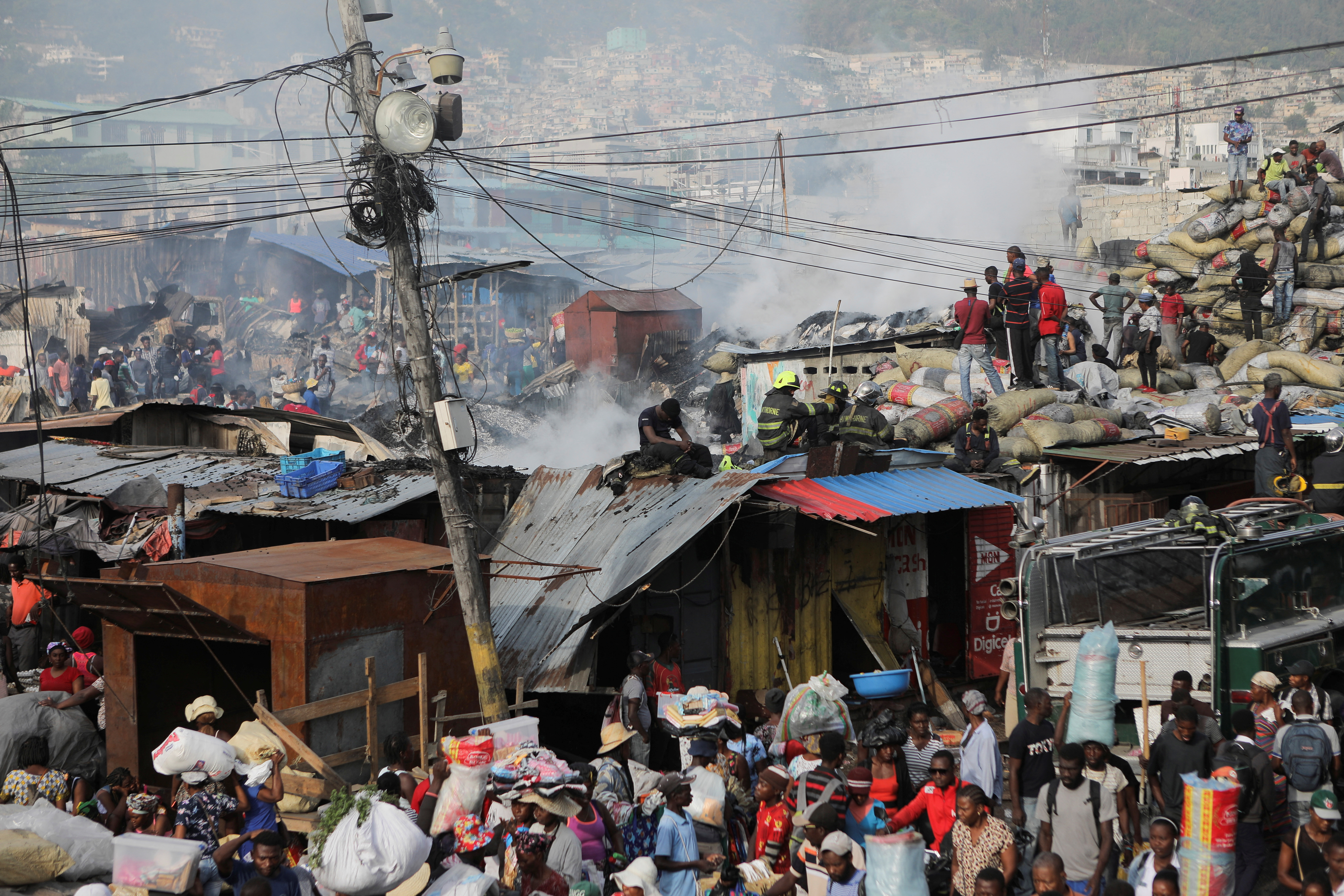 Una vista general de los daños por el incendio en el mercado callejero Chad en Petion-Ville este 4 de mayo de 2023 (REUTERS/Ralph Tedy Erol)