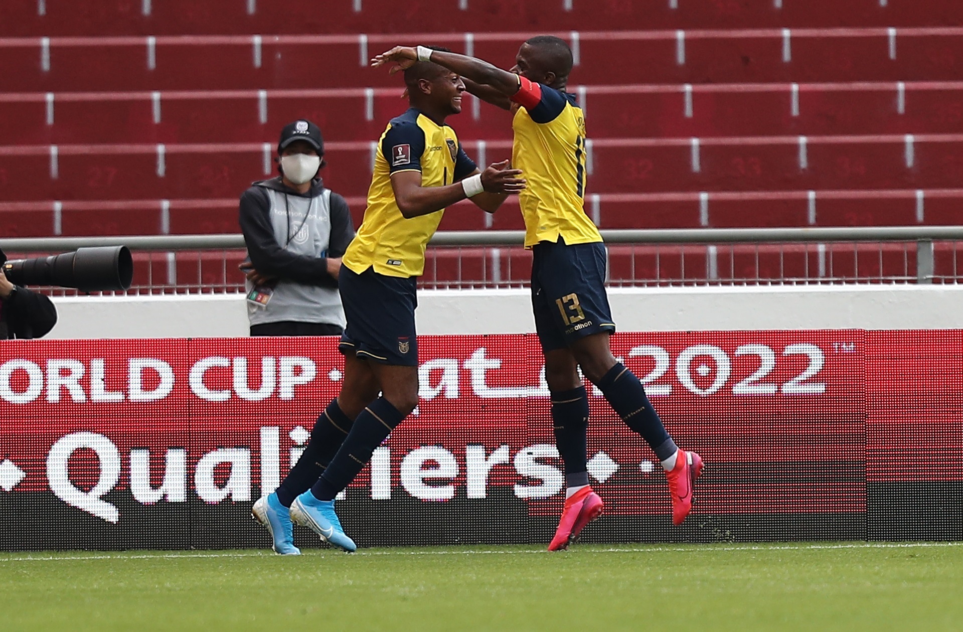 Michael Estrada (i) de Ecuador celebra un gol con su compañero Enner Valencia (d). EFE/ José Jácome/Archivo