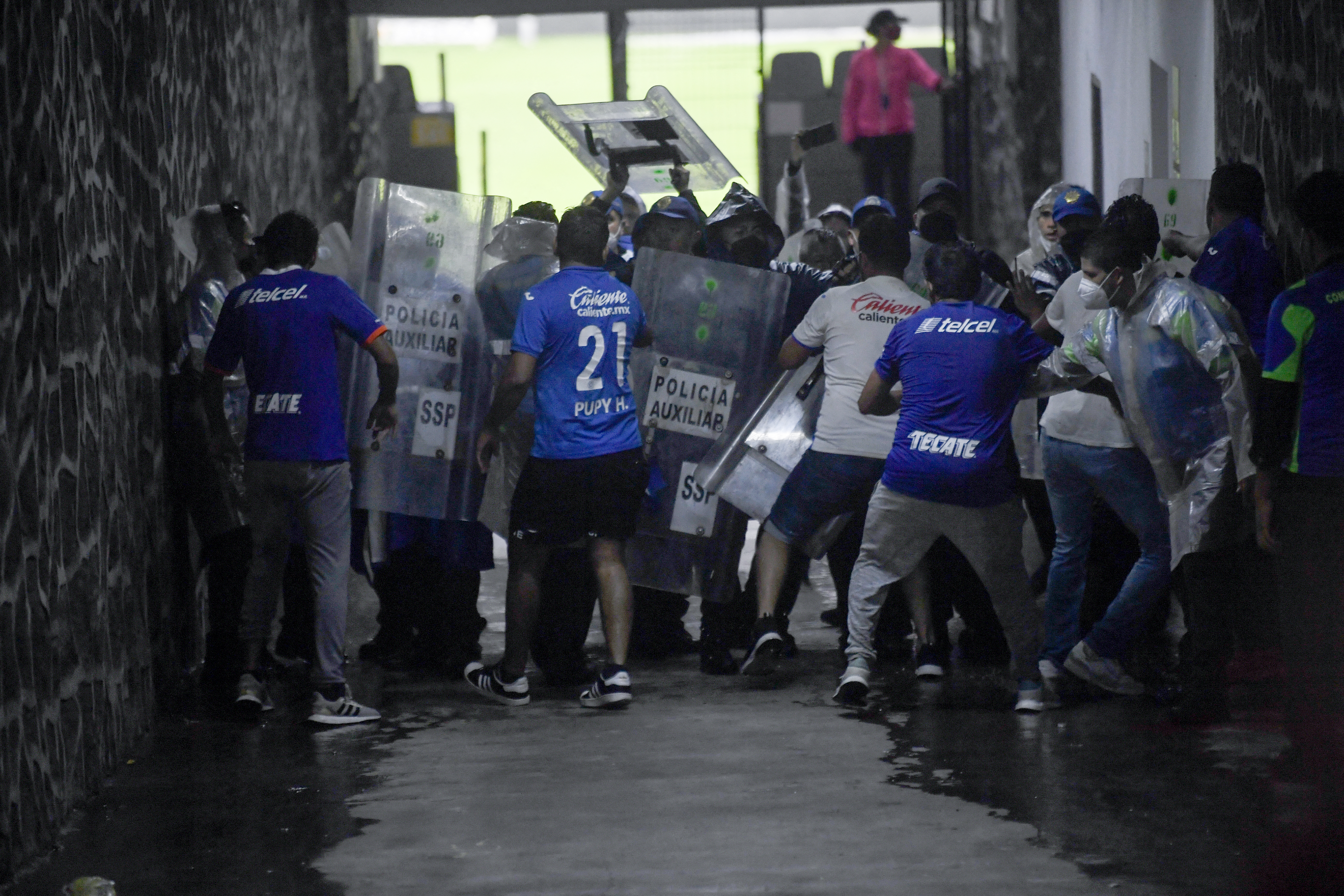 La Liga MX repudió toda violencia dentro y fuera de los estadios 

 (Foto: PEDRO PARDO / AFP)
