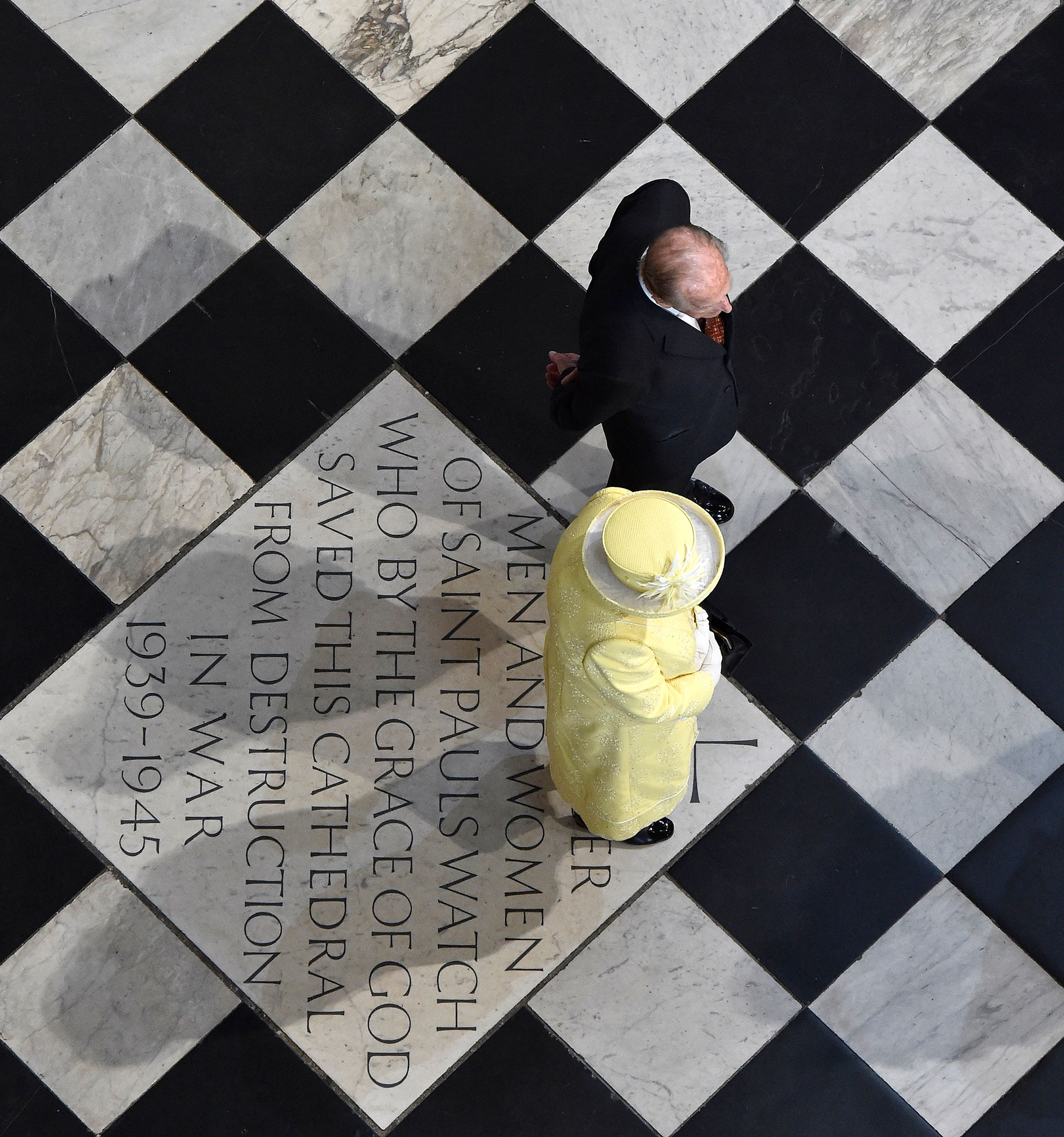 La reina Isabel de Inglaterra y el príncipe Felipe llegan a un servicio de acción de gracias por su 90 cumpleaños en la catedral de San Pablo en Londres, Gran Bretaña, 10 de junio de 2016. (Reuters)