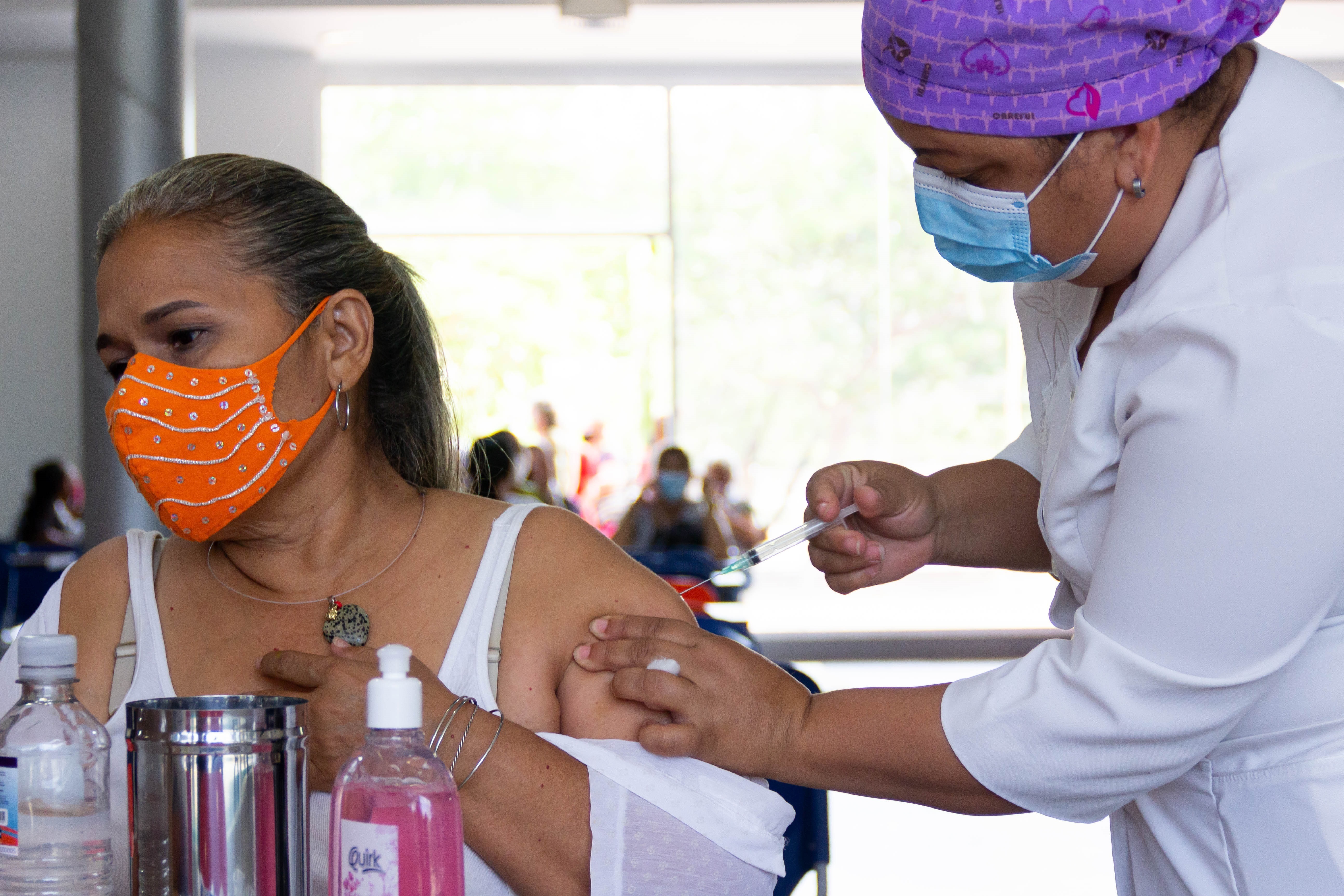 Una enfermera aplica una dosis de una vacuna contra la COVID-19, en la Villa Deportiva del Zulia en Maracaibo (Foto: EFE/Henry Chirinos/Archivo)
