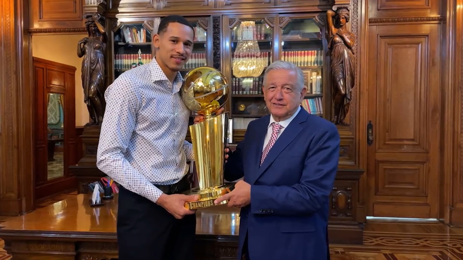 Juan Toscano visited AMLO at the National Palace after being NBA champion (Photo: Twitter/@lopezobrador_)