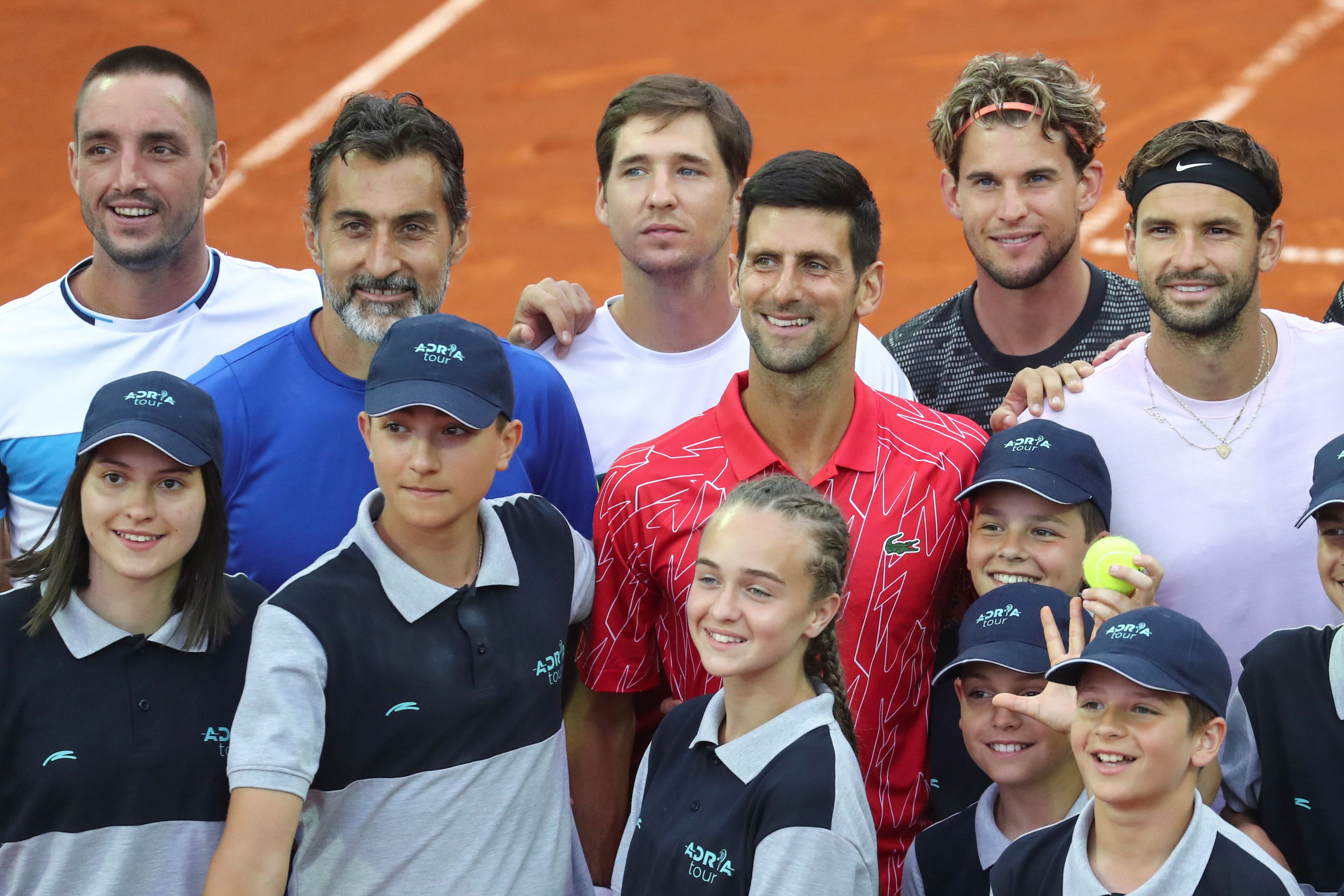 Novak Djokovic y varios jugadores han dado positivo por COVID-19, lo que resulta peligroso ya que estuvieron en contacto con un centenar de personas de la organización del torneo (REUTERS)