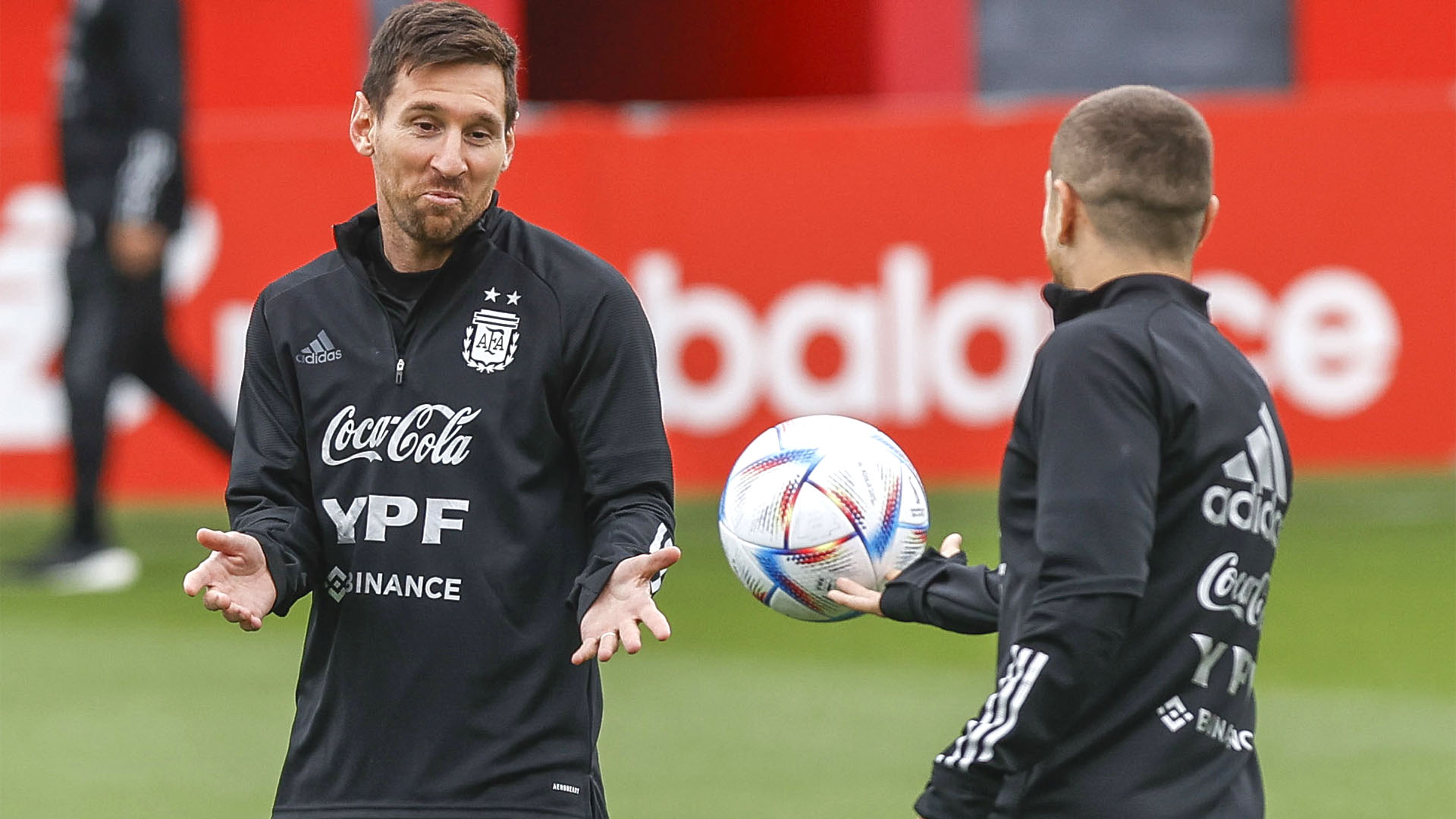  Messi durante el entrenamiento de la selección de Argentina este jueves en Bilbao junto con Alejandro Gómez 
