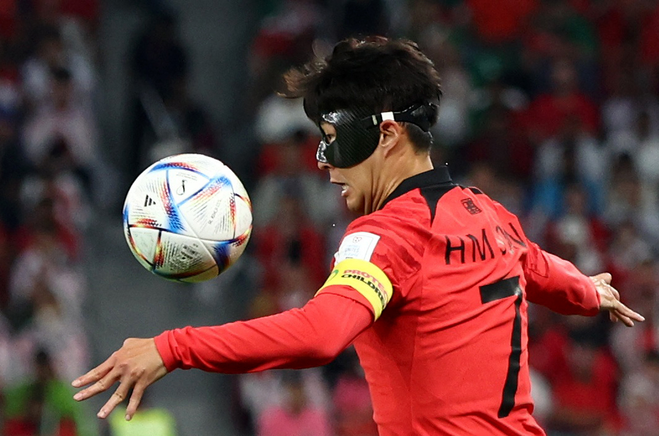 Son Heung-Min controla el balón y busca hacer daño al rival. REUTERS/Pedro Nunes