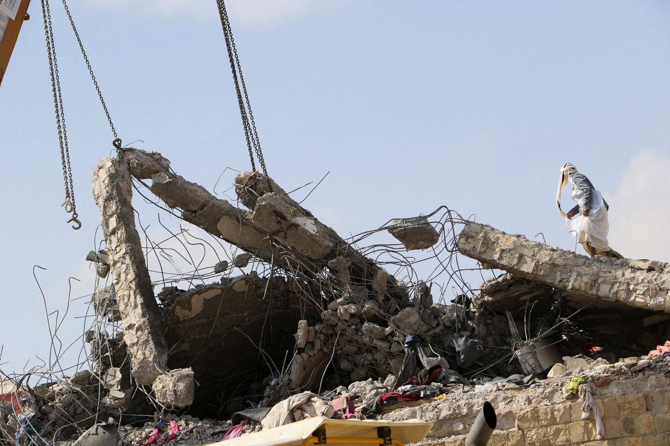 Un bombardeo de la coalición árabe a una prisión dejó al menos 70 muertos