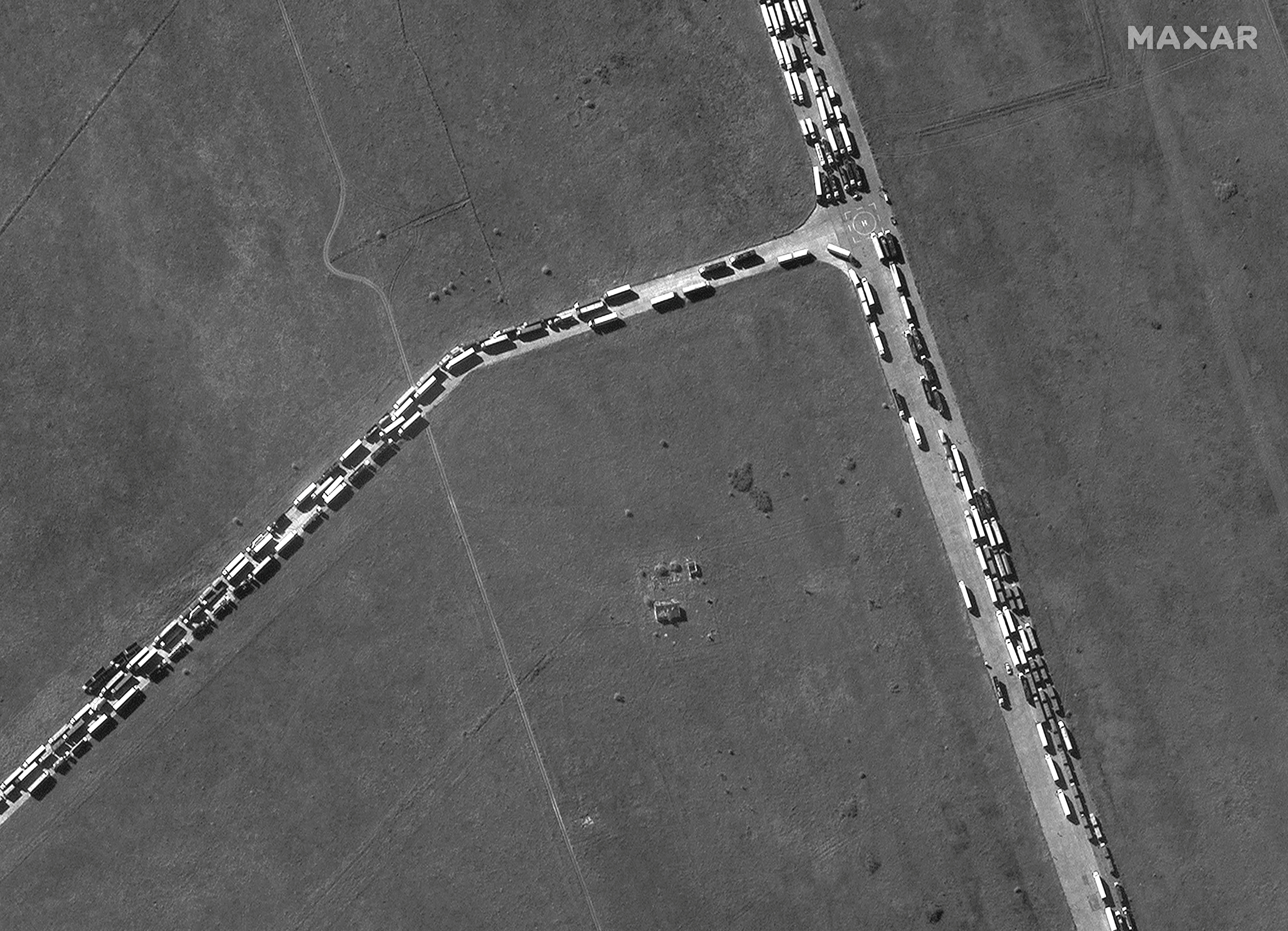 Imágenes satelitales revelan kilómetros de embotellamiento para atravesar los restos del puente que une Crimea con Rusia