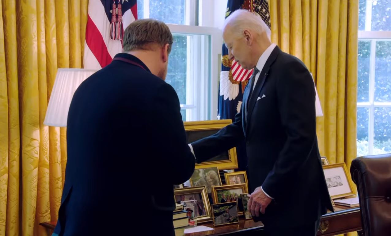 Joe Biden mostrando una de sus fotos familiares a su visitante (Foto: captura de pantalla YouTube/The Late Late Show With James Corden)