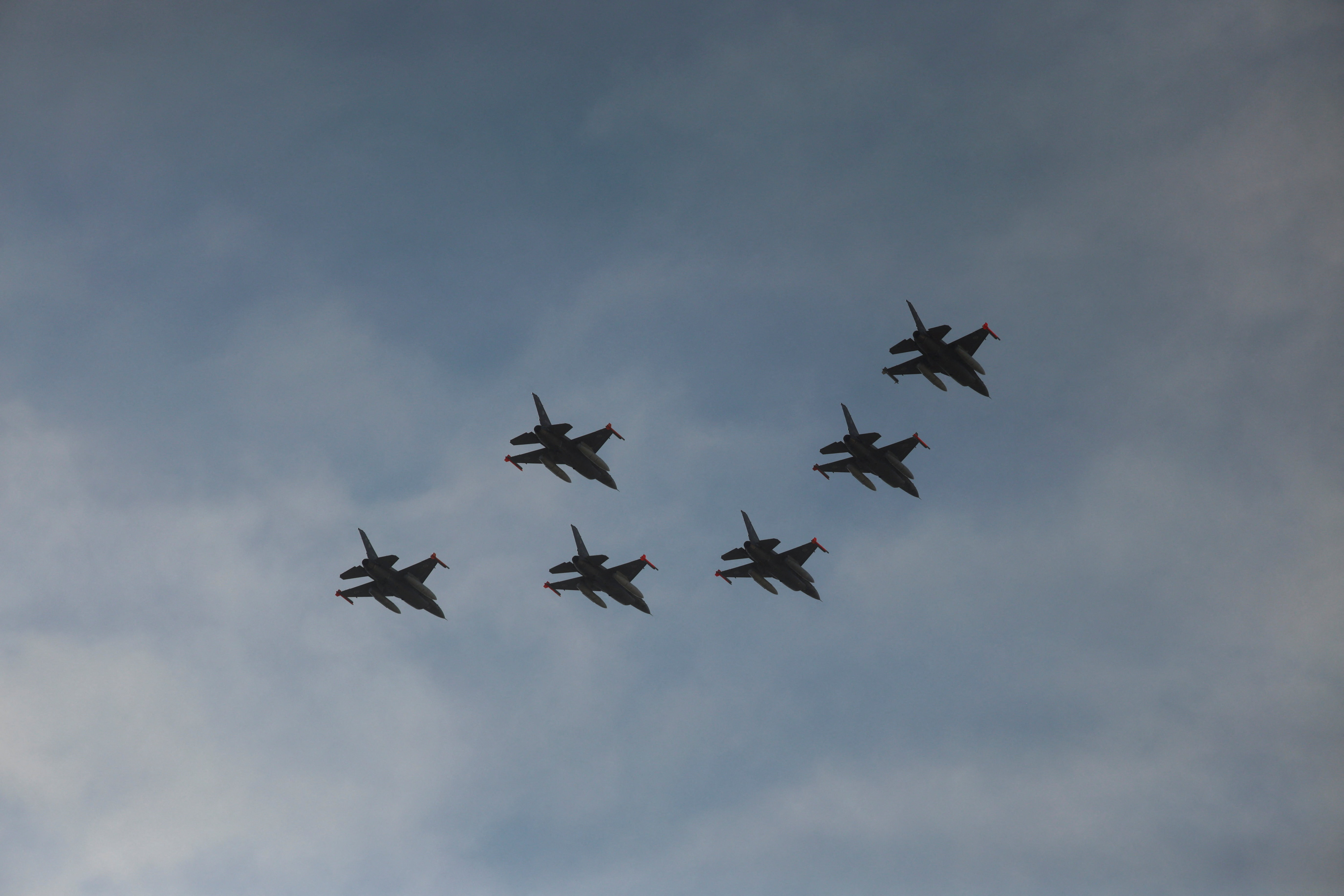 Los aviones de combate F-16 sobrevolaron la Ciudad de Buenos Aires por el 114? aniversario de la Fuerza A&eacute;rea Argentina