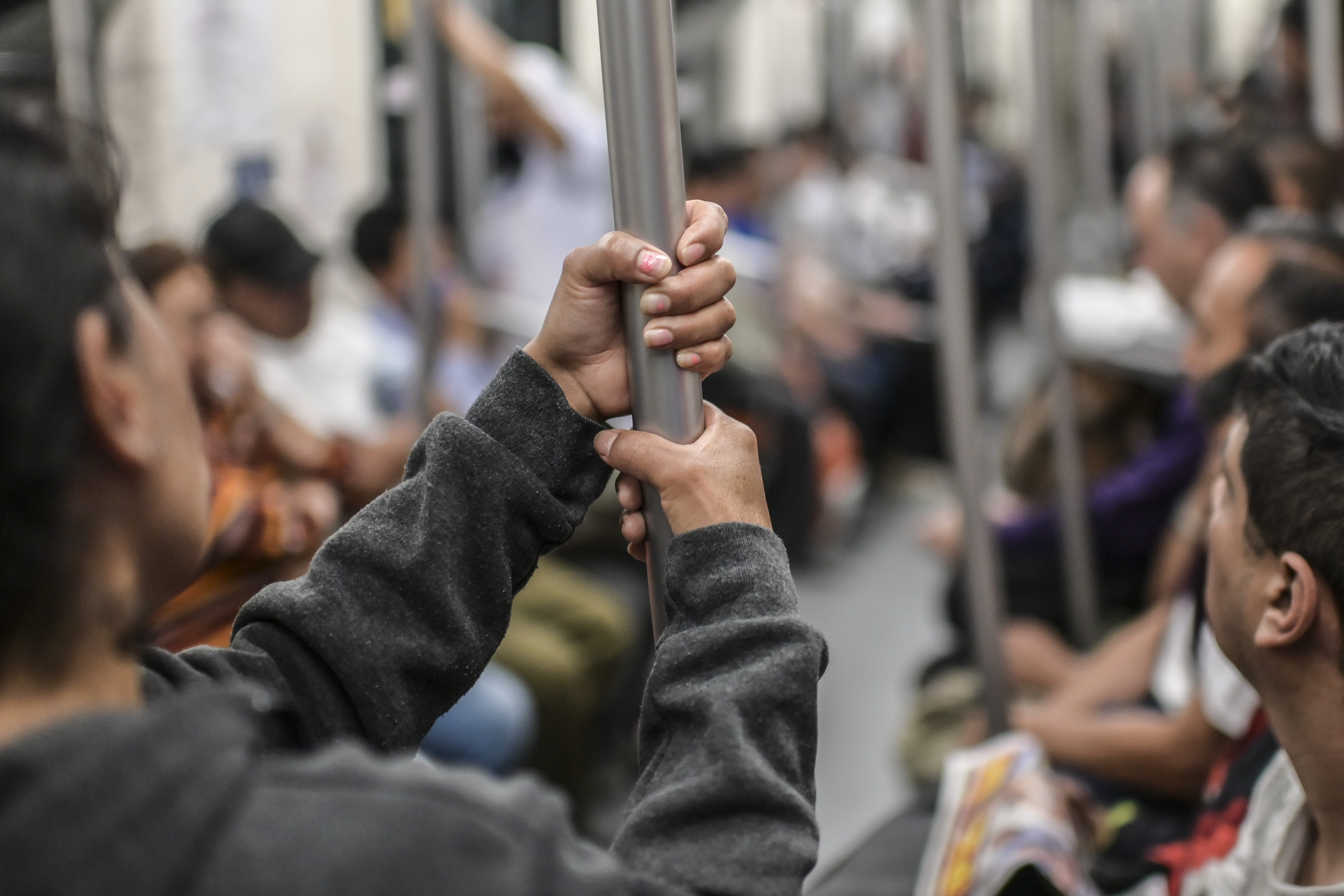 En un comunicado se exhortó que sólo las personas con actividades esenciales o viajes indispensables utilicen el servicio del transporte durante estas fechas (Foto: Pedro Pardo/AFP)