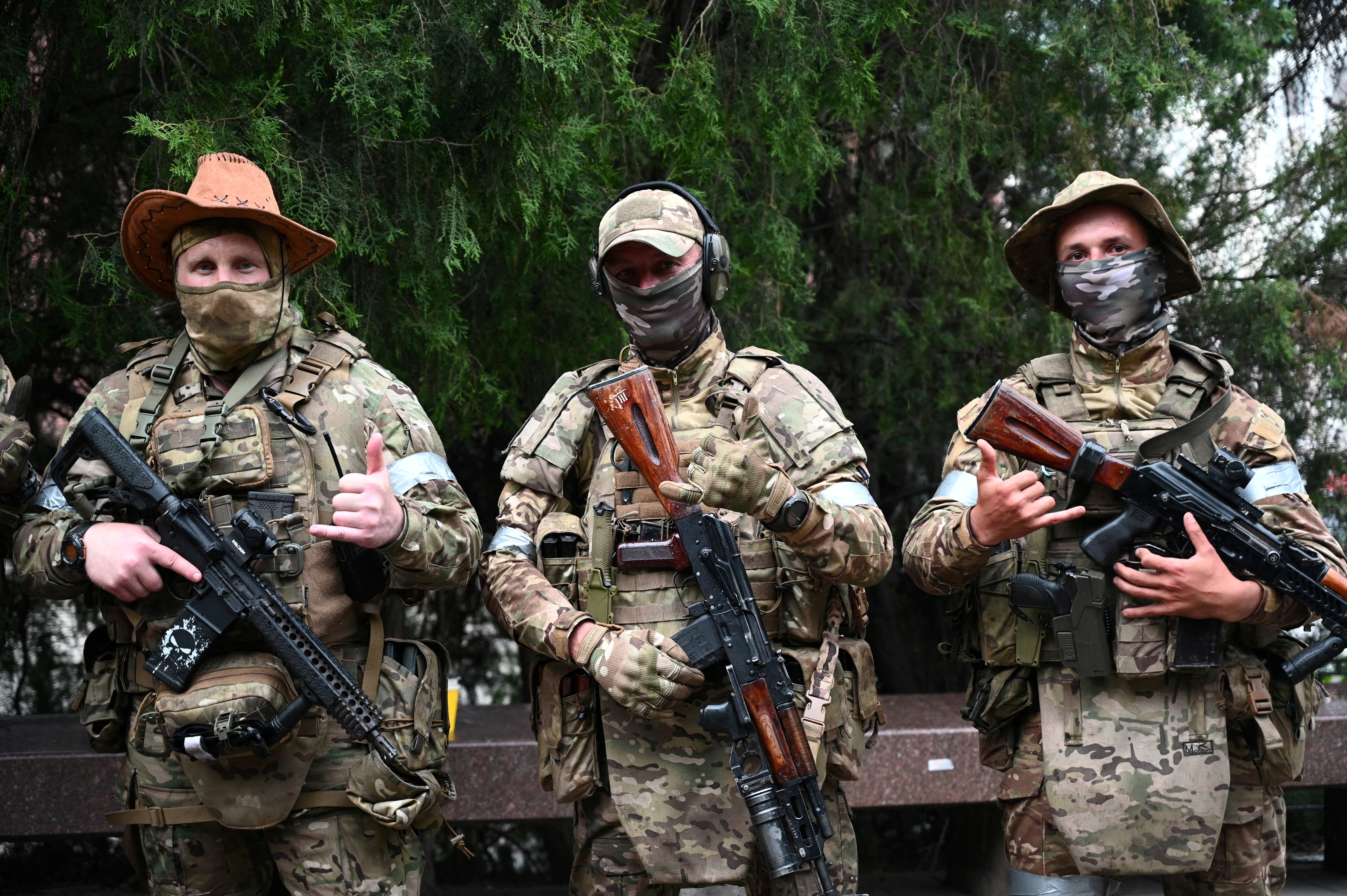 Combatientes del grupo de mercenarios privados Wagner posan para una foto mientras se despliegan cerca de la sede del Distrito Militar del Sur en la ciudad de Rostov, Rusia (REUTERS/Stringer)