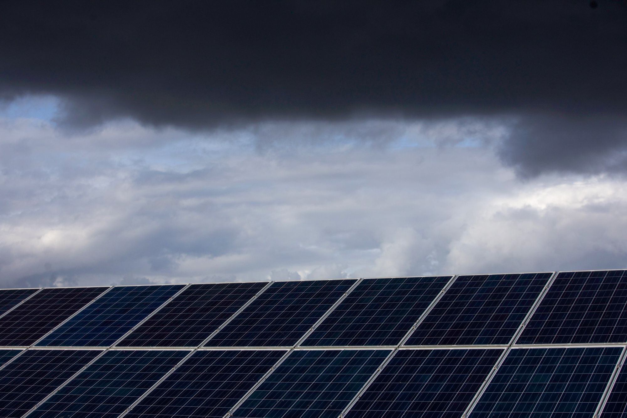 Paneles fotovoltaicos en la Granja Solar Sycamore en Old Romney, Reino Unido. La crisis energética podría obstaculizar el compromiso del gobierno británico de renunciar totalmente al carbón en octubre de 2024