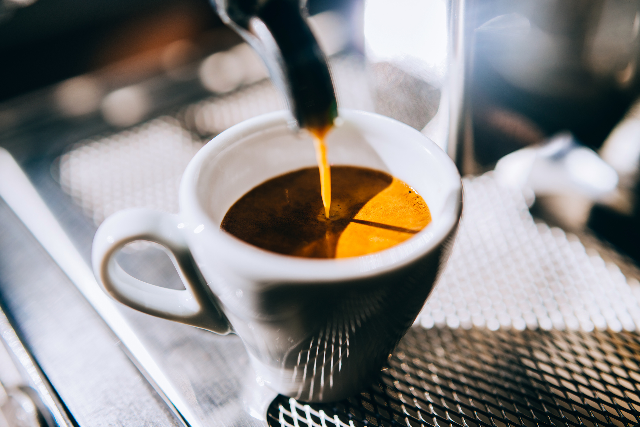 El café es energizante, agudiza la tensión, ayuda a regular la presión arterial, entre otros beneficios que se descubrieron en el último tiempo (Getty)
