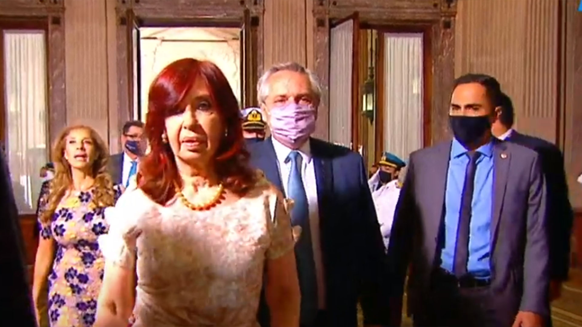 Cristina Fernández de Kirchner caminando por delante del mandatario