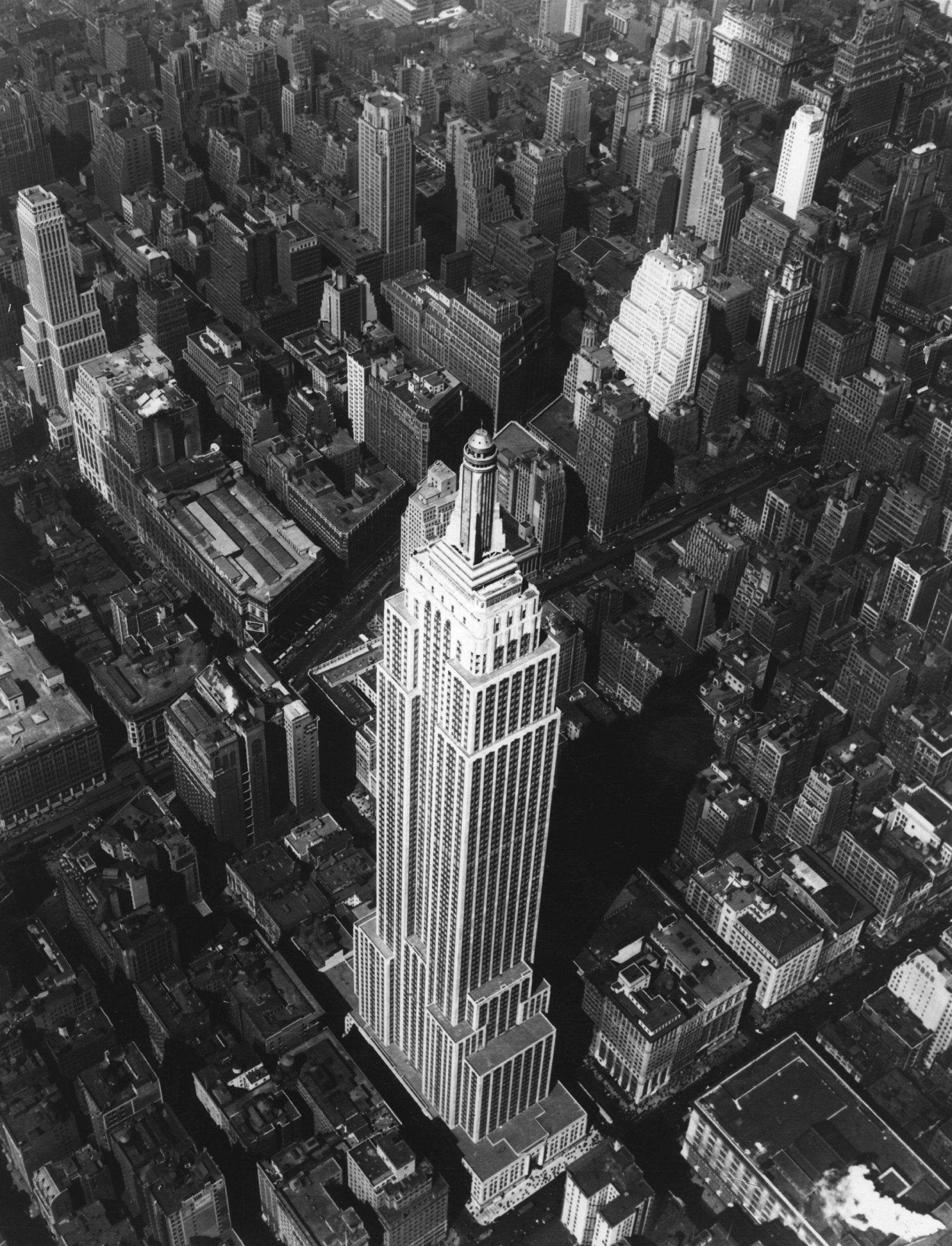 Una vista aérea del Empire State y las manzanas circundantes en Nueva York. El edificio fue diseñado por Shreve, Lamb and Harmon y se completó en 1931 (Hulton Archive/Getty Images)