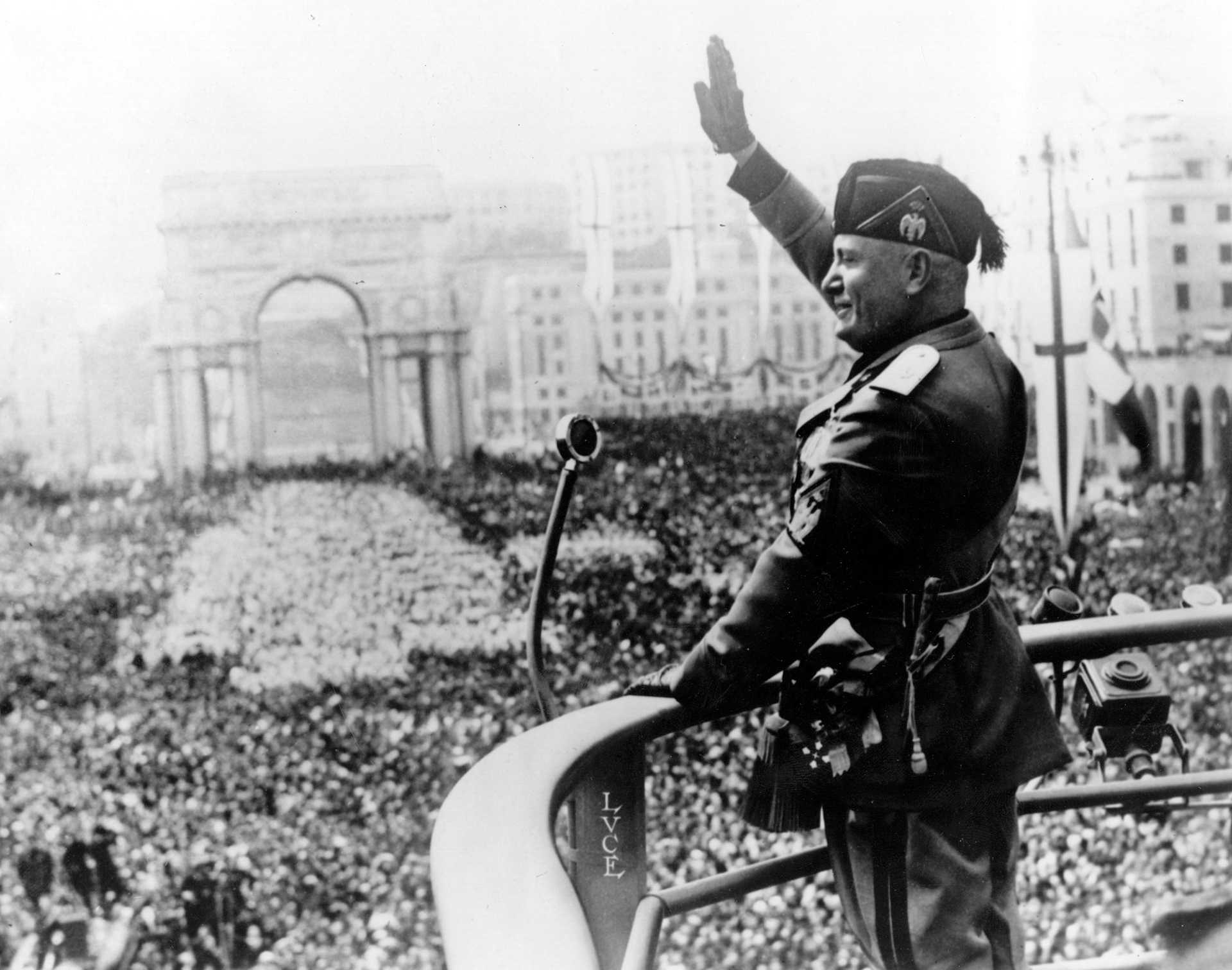 Mussolini echó a todos los funcionarios públicos que se negaron a jurar fidelidad al Estado fascista. Declaró ilegal toda la prensa opositora. Abolió el derecho de huelga. Anuló todos los partidos políticos. Creó leyes de confinamiento policial y pena de muerte (Keystone/Getty Images)