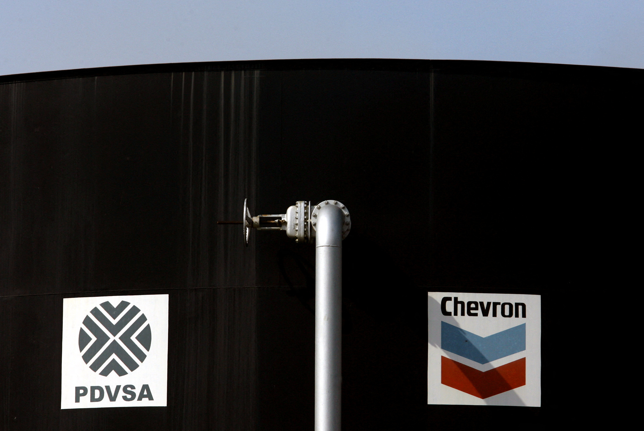 Un tanque petrolero operado en conjunto por Chevron y PDVSA (REUTERS/Jorge Silva)