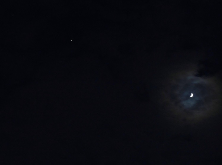 La Luna, Júpiter y Saturno pudieron contemplarse a simple vista, como se observa en esta imagen capturada desde Tláhuac, CDMX (Foto: Twitter @4iluj)