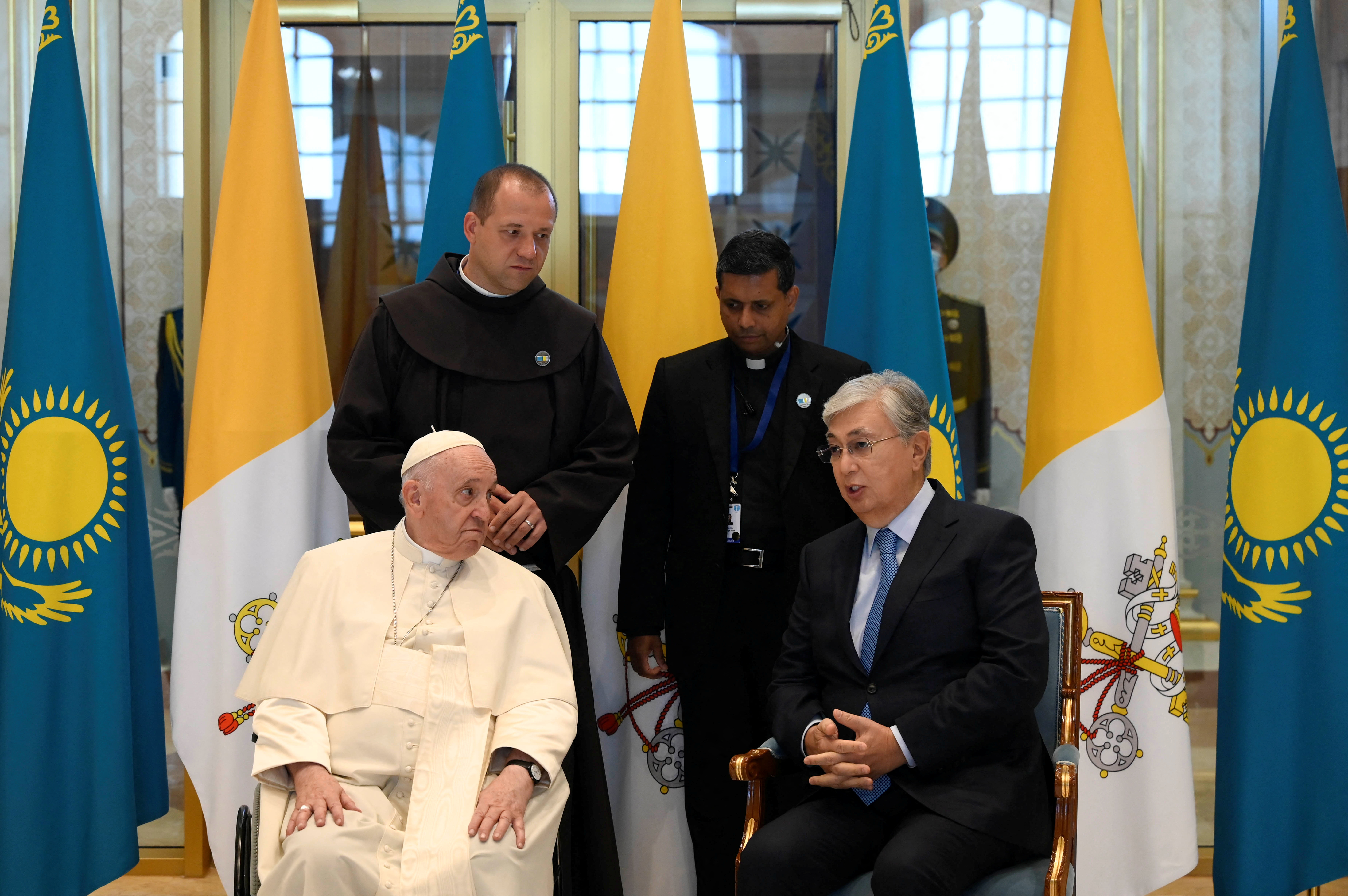 El Papa Francisco asiste a una ceremonia de despedida con el presidente kazajo Kassym-Jomart Tokayev, en Nur-Sultan, Kazajstán, el 15 de septiembre de 2022. Vatican Media/Folleto vía REUTERS 