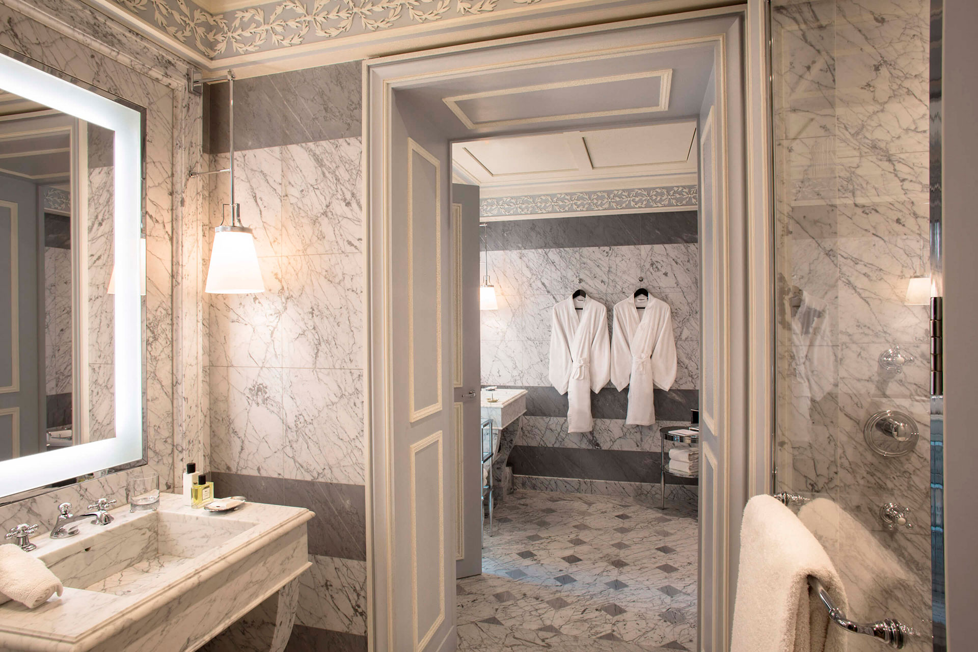 El antebaño de uno de los cuartos. Al fondo se puede ver parte del toilette
