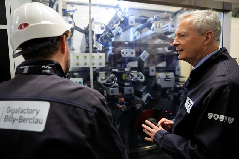 El ministro francés de Finanzas, Bruno Le Maire, visita la gigafactoría de Automotive Cells Company (ACC), una empresa conjunta de Stellantis, TotalEnergies y Mercedes, durante su inauguración en Billy-Berclau-Douvrin, norte de Francia, el 30 de mayo de 2023. REUTERS/Pascal Rossignol/Pool