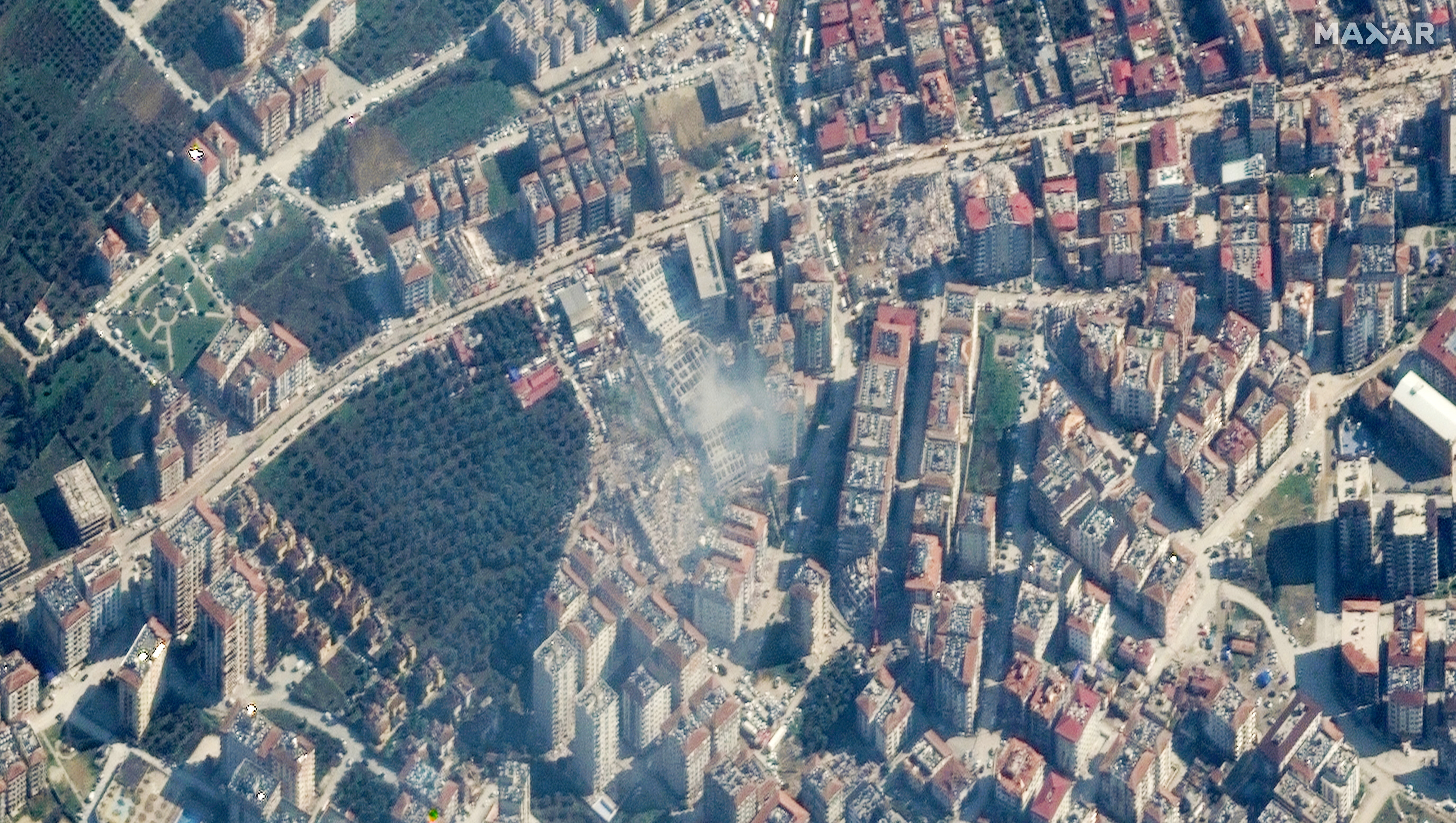 Varios edificios derrumbados después del terremoto en Antakya, Turquía, el 8 de febrero de 2023. Imagen satelital ©2023 Maxar Technologies/Handout via REUTERS 