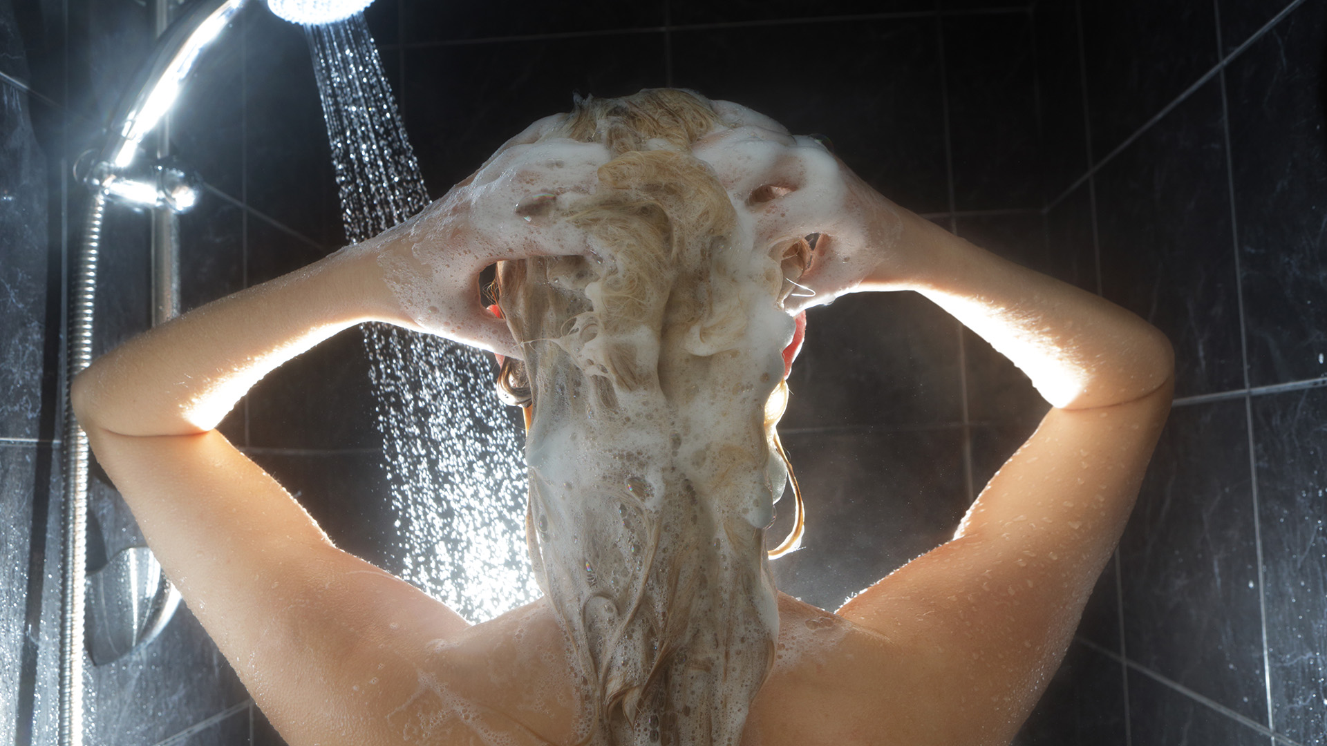 El agua caliente no favorece el cuidado de ningún tipo de cabello (Getty Images)
