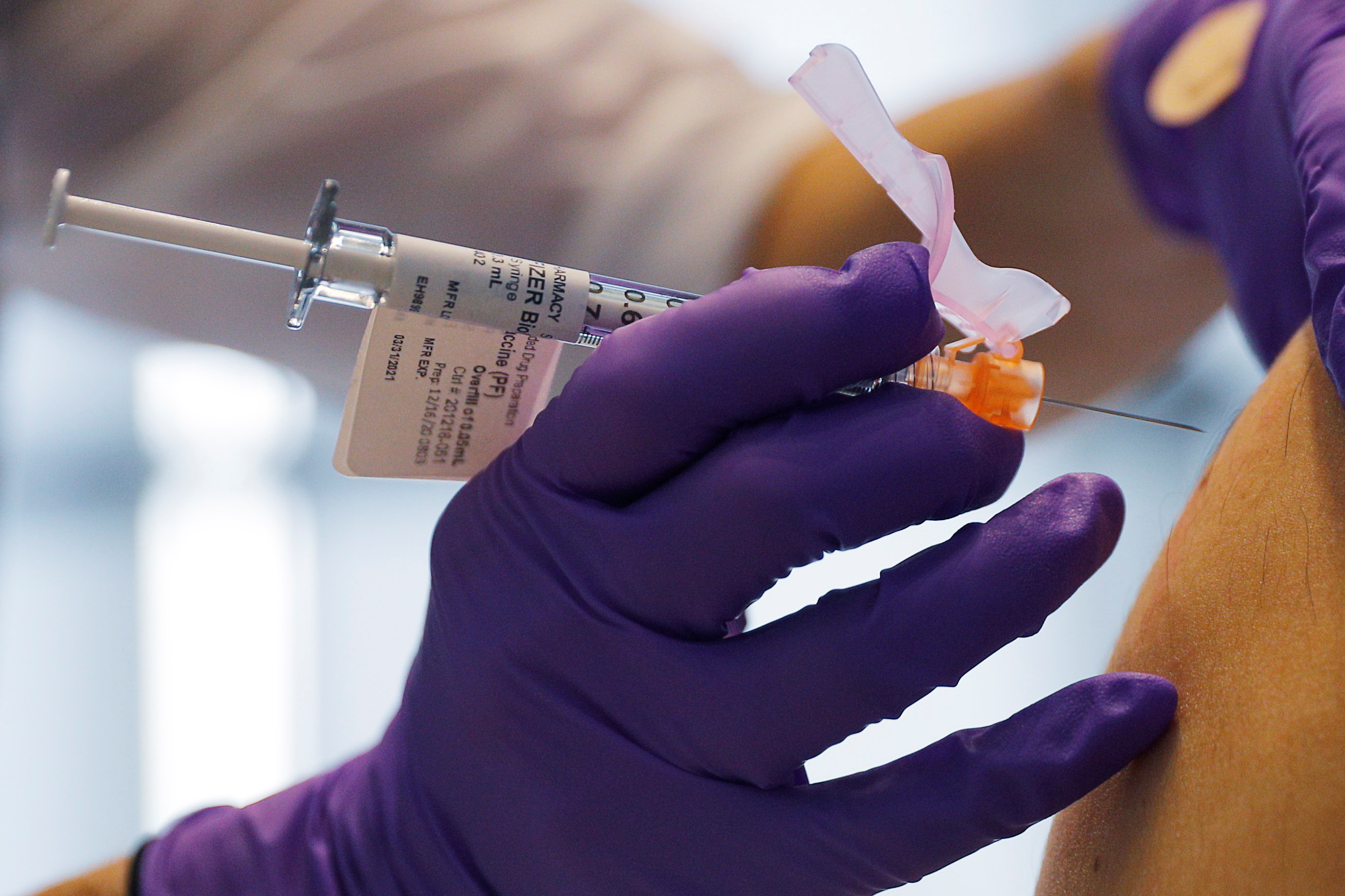 Una vacunación contra la enfermedad del coronavirus con dosis de Pfizer-BioNTech en el Brigham and Women's Hospital de Boston, Massachusetts, el 16 de diciembre de 2020 (Reuters/ Brian Snyder)