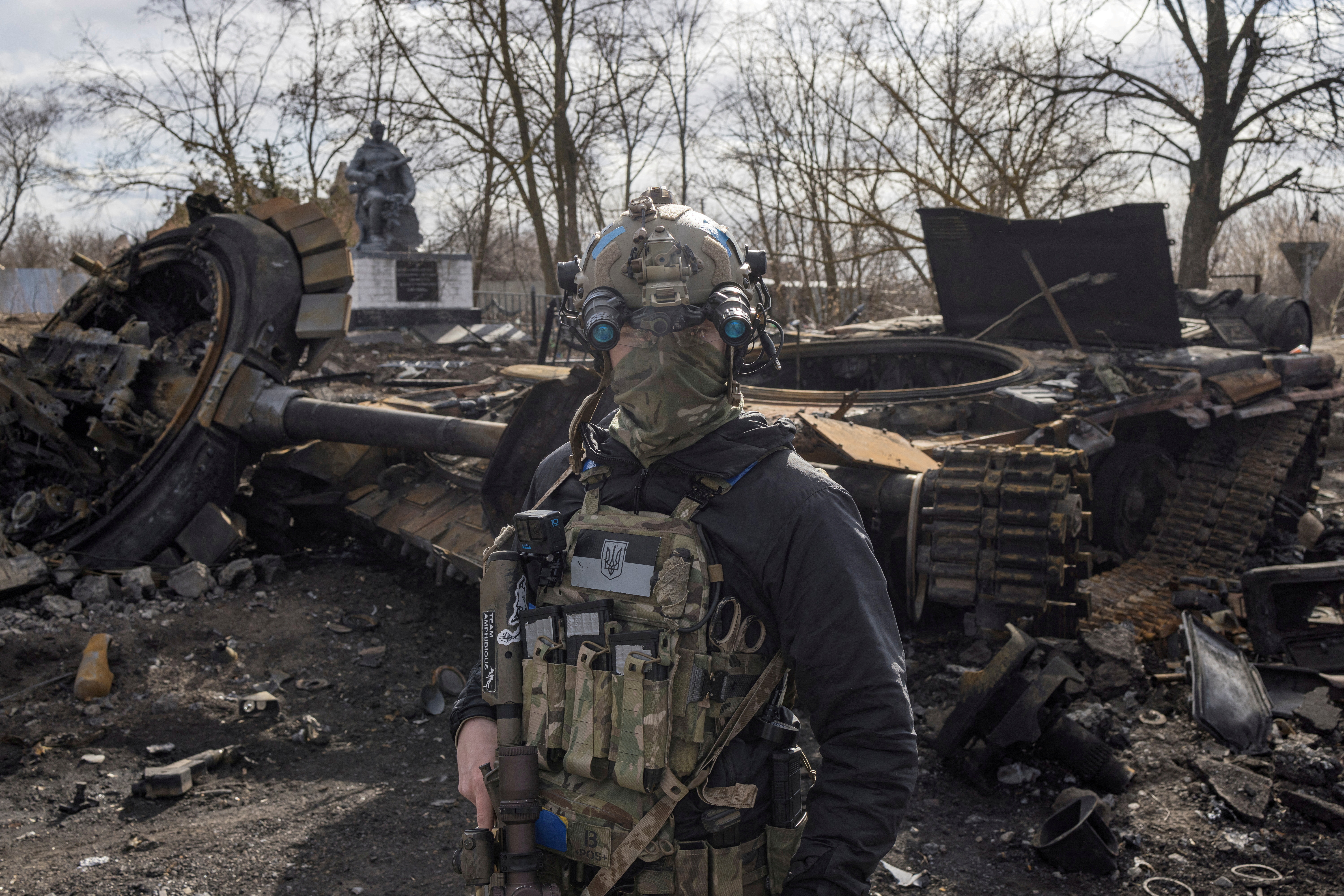 Un soldado ucraniano posa frente a los restos de un tanque de guerra ruso destruido (Imagen de referencia). REUTERS/Marko Djurica     TPX IMAGES OF THE DAY
