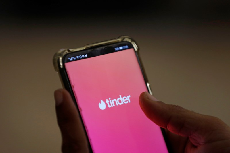FOTO DE ARCHIVO. El logo de Tinder en un teléfono. REUTERS/Akhtar Soomro