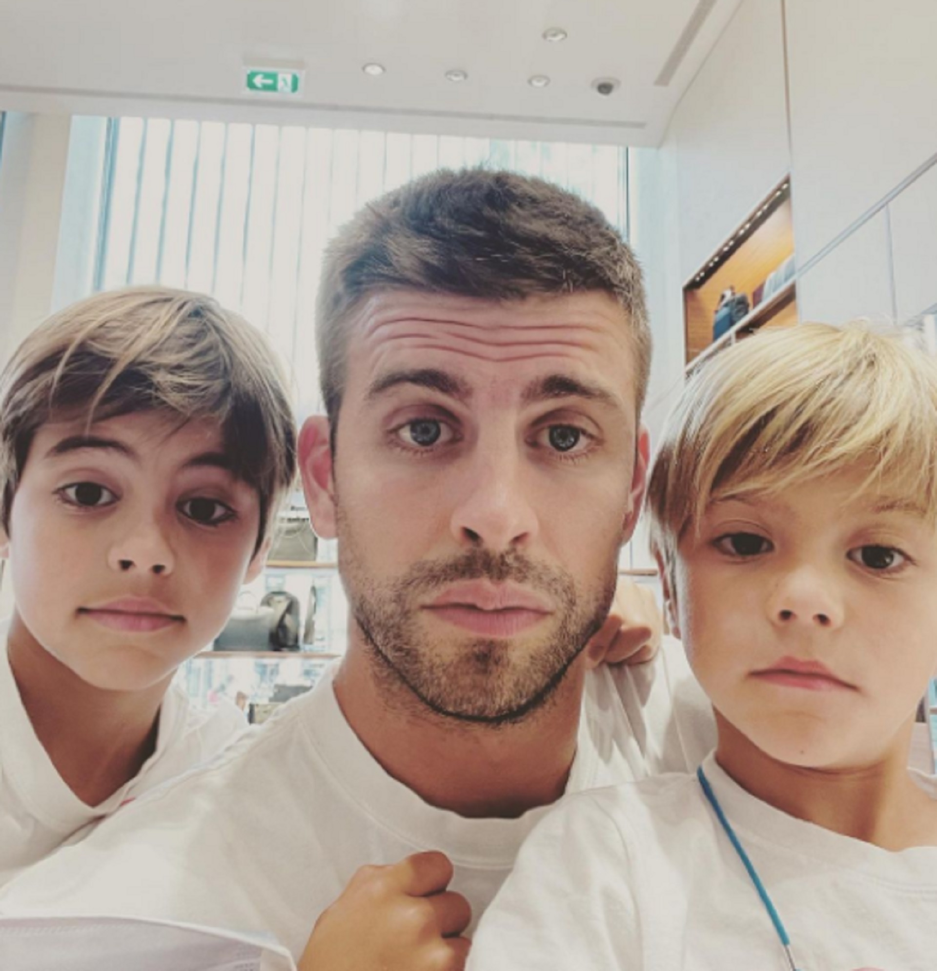 Piqué junto a sus hijos Milan y Sasha (Instagram)