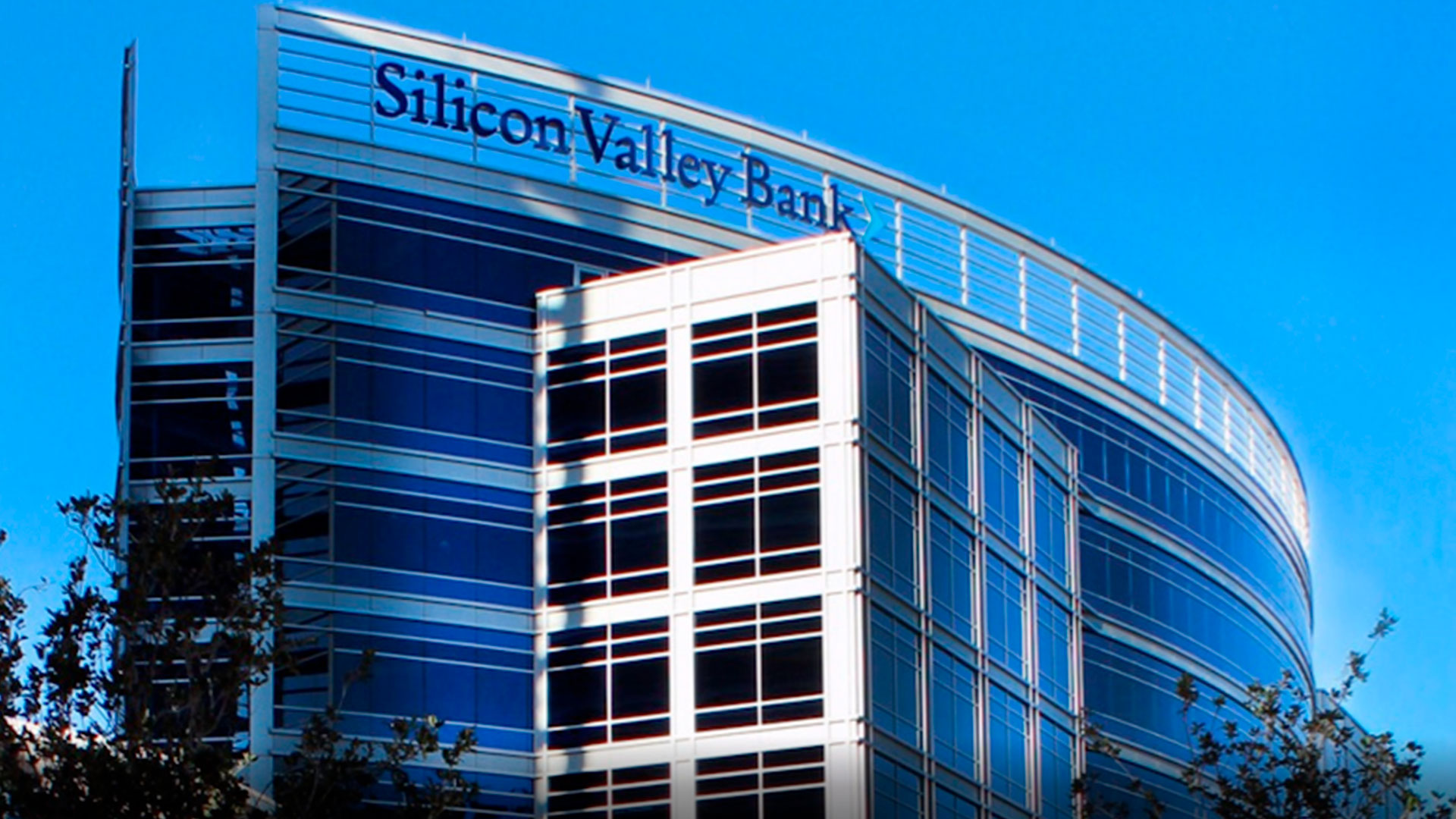 Se derrumbaron las acciones del banco que financia a Silicon Valley tras una maniobra para apuntalar su balance